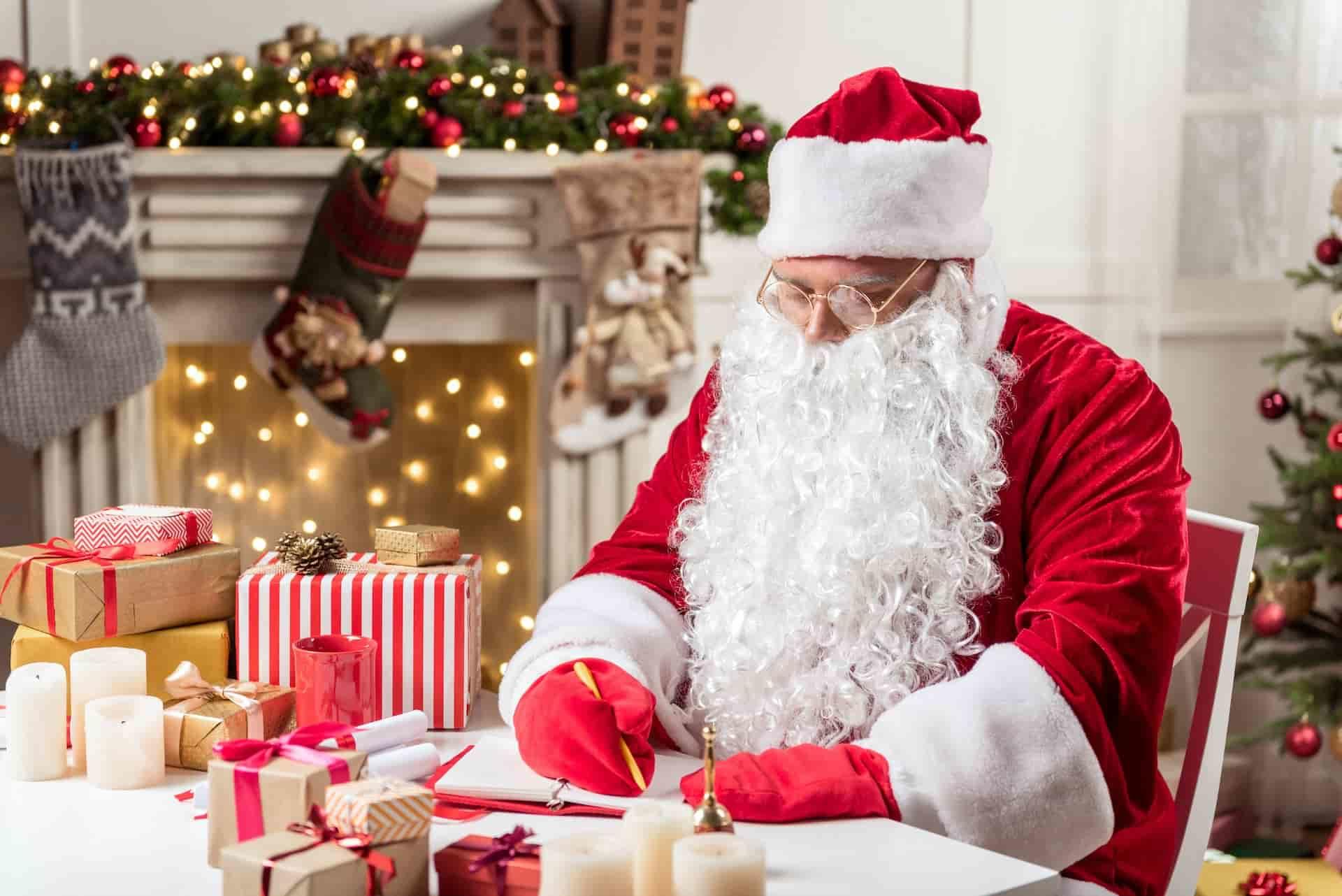 L'origine di Babbo Natale è legata a San Nicola e ai miti dell'Europa centro-orientale, ma è stato il marketing pubblicitario a renderlo un simbolo del Natale planetario.