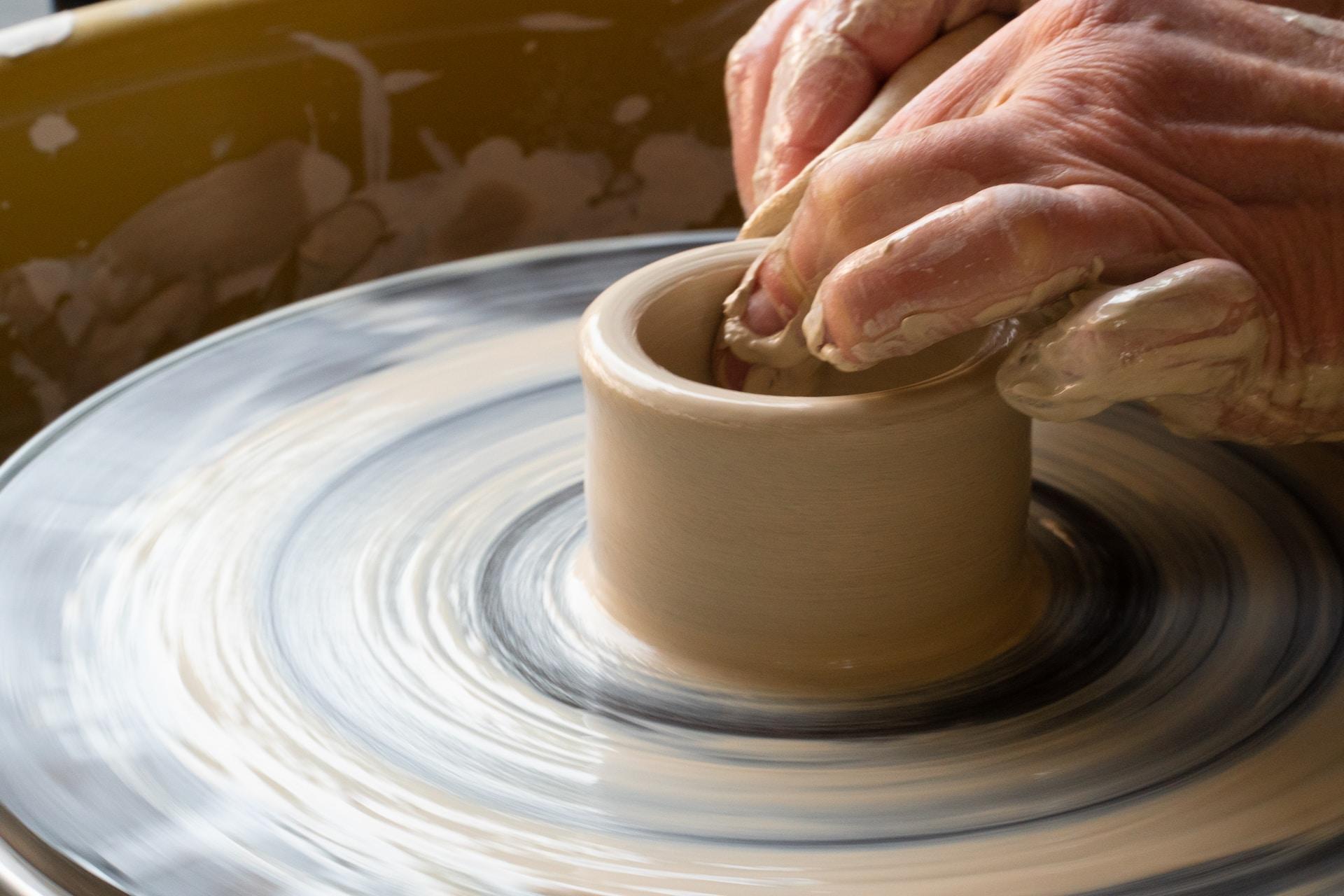 iscriversi a una lezione di ceramica non è così costoso