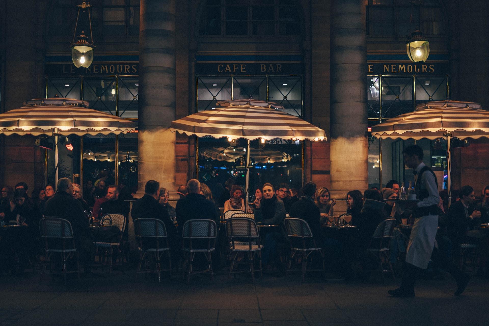 Bar con terrasse a Parigi di notte