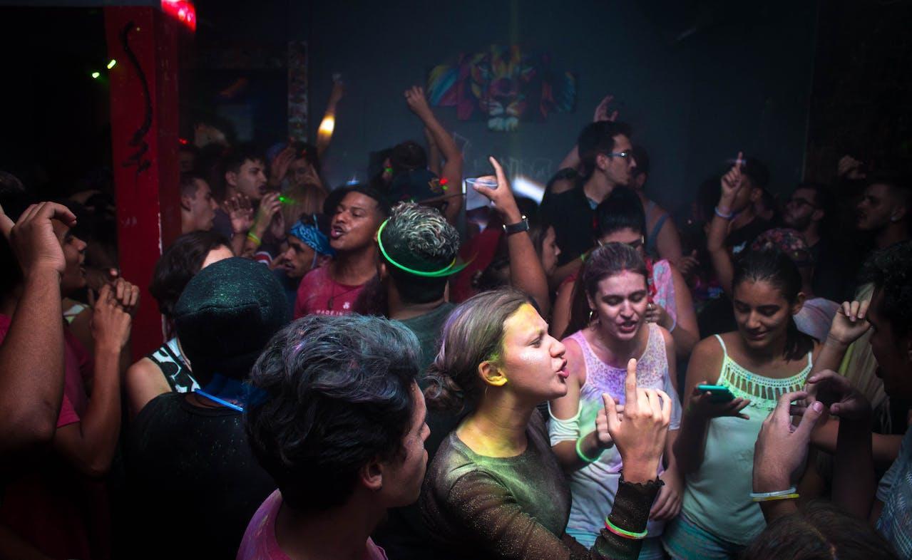 Studenti che fanno festa durante un party Erasmus. 