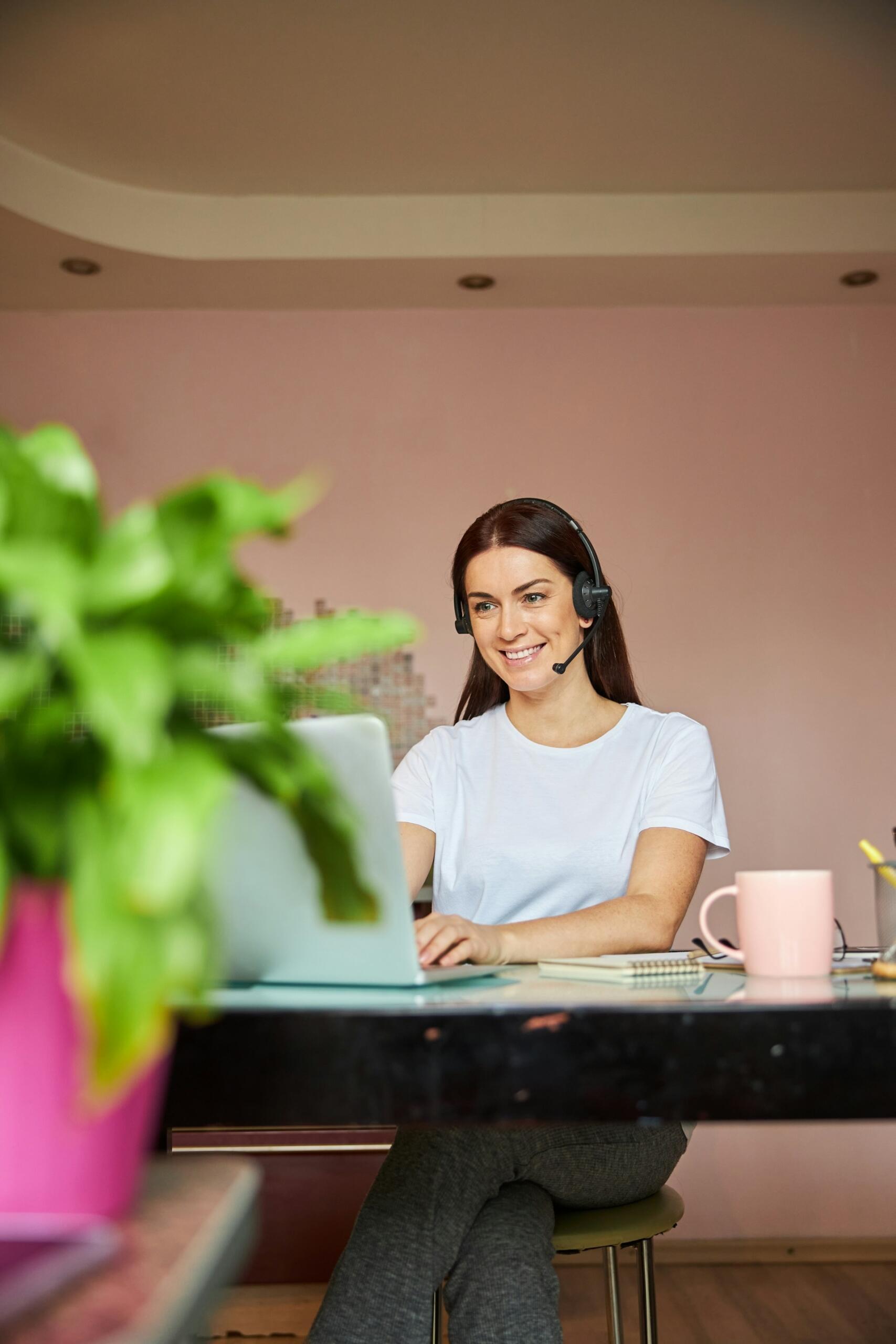 Una ragazza assiste una cliente.