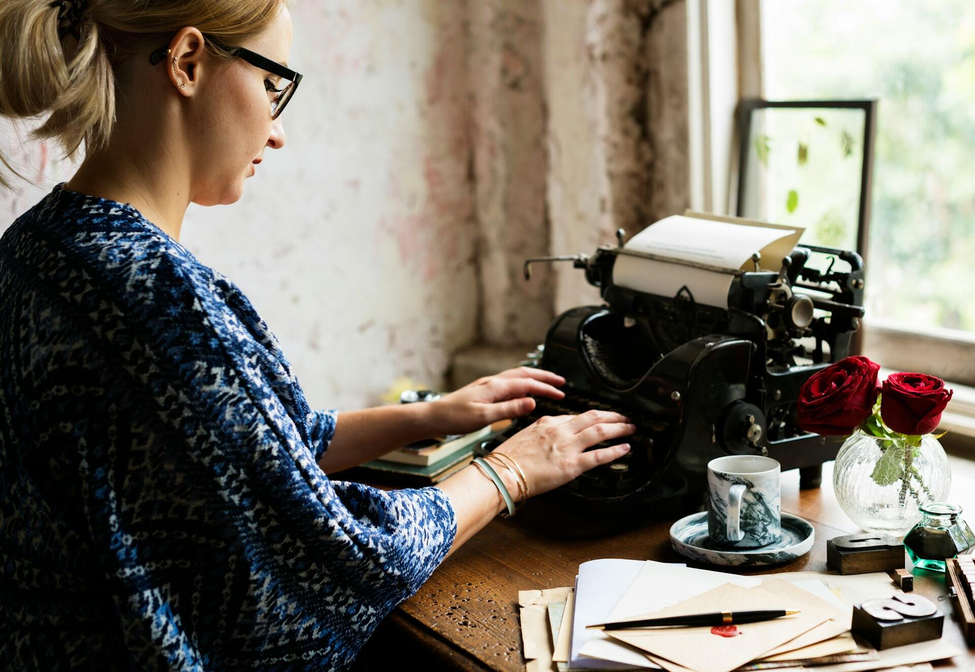 Scrittrice batte il suo libro su una macchina da scrivere.