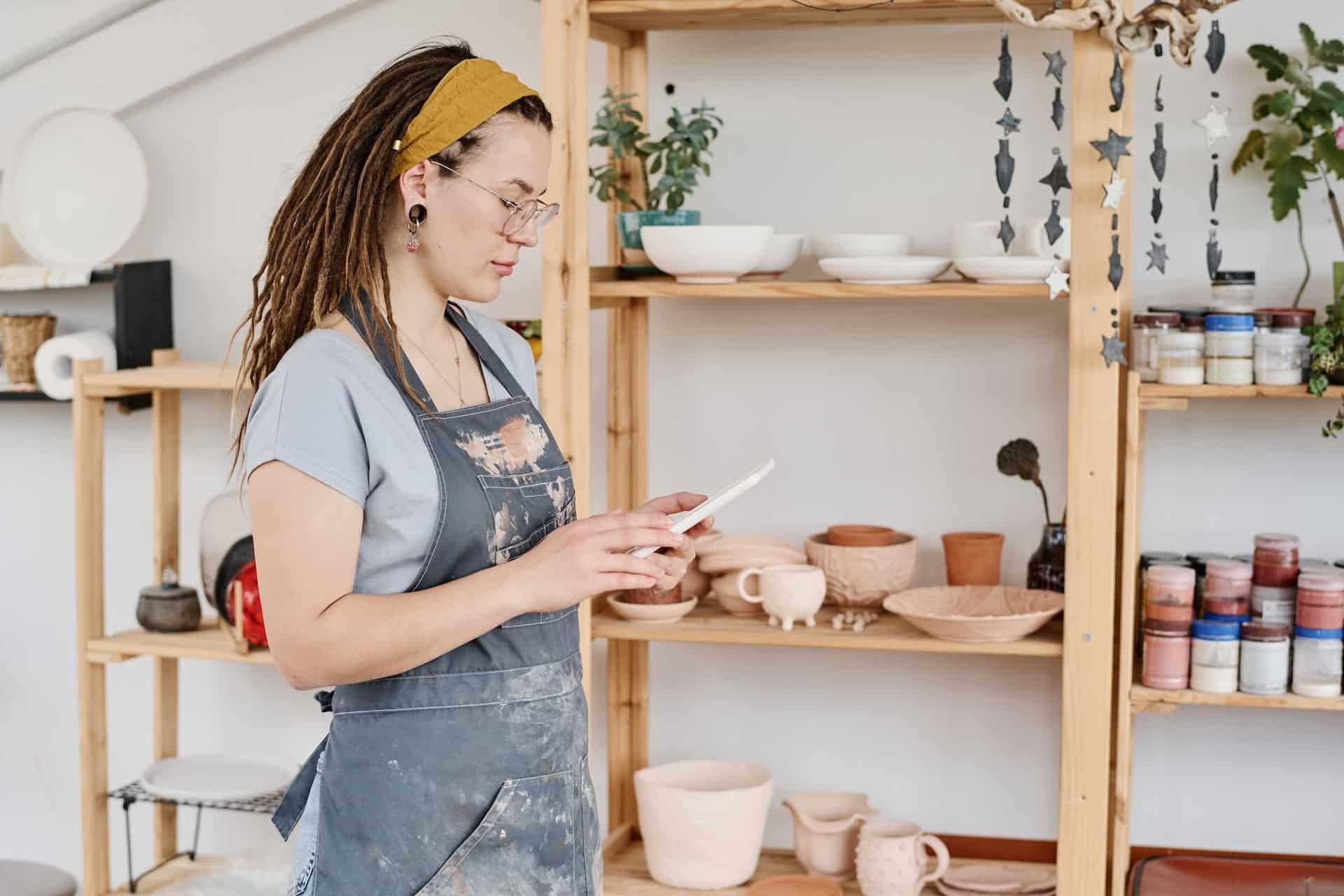 Per iscriversi a un corso di ceramica per adulti non occorrono delle conoscenze pregresse.