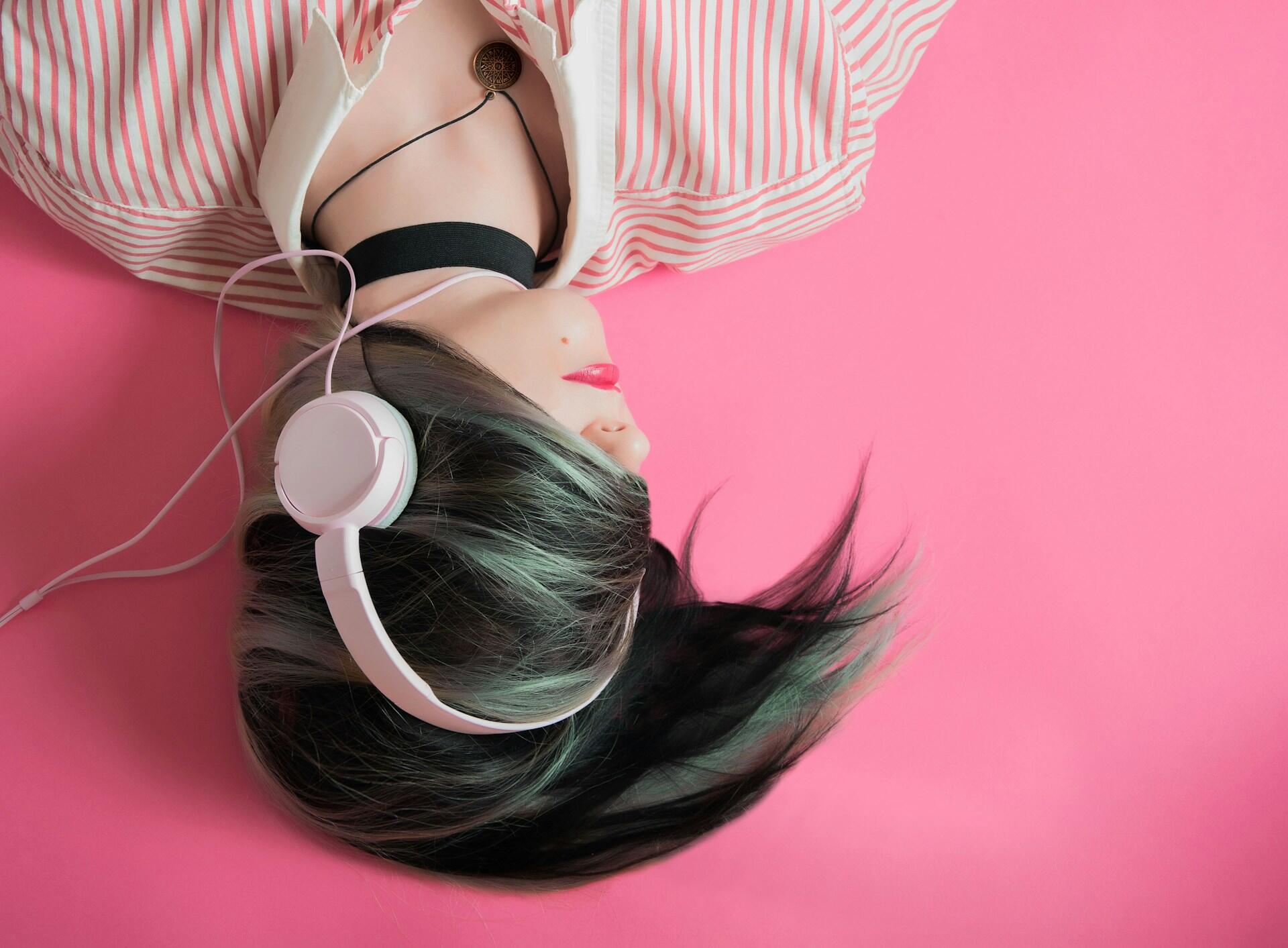 Ragazza con cuffie che ascolta musica italiana
