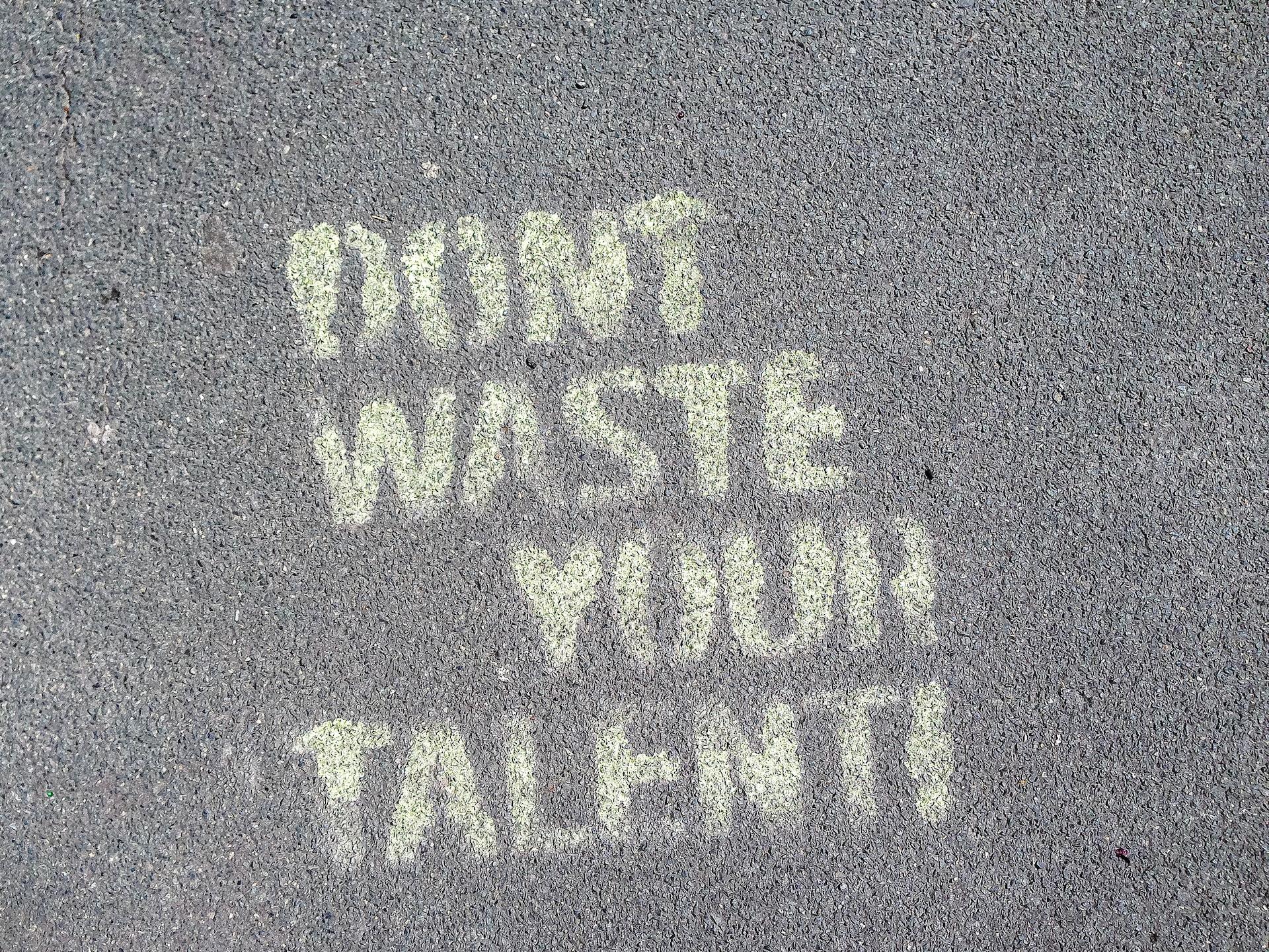 Scritta sull'asfalto "Don't waste your talent"
