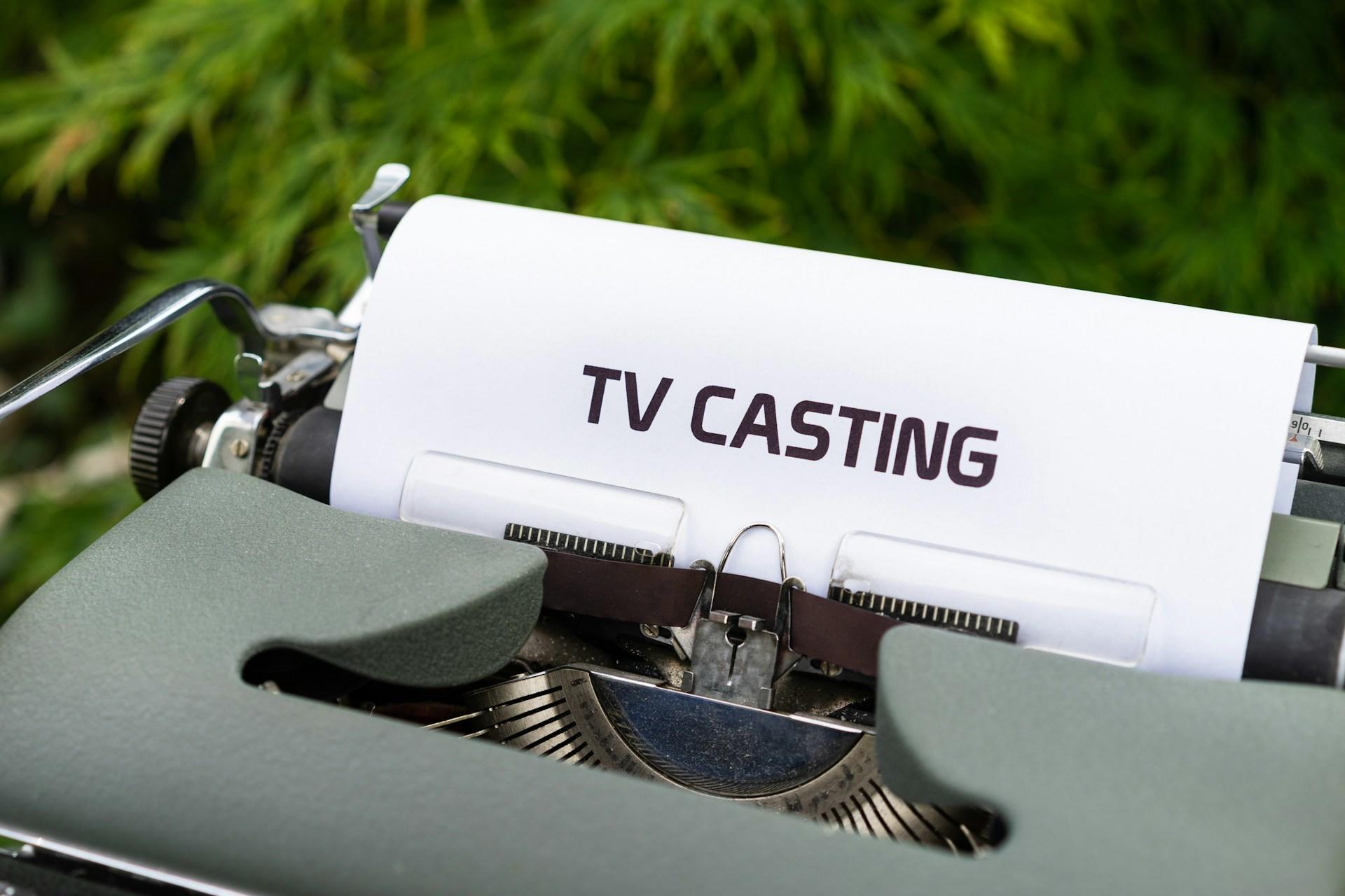 Macchia da scrivere con foglio inserito e scritta "Tv casting"