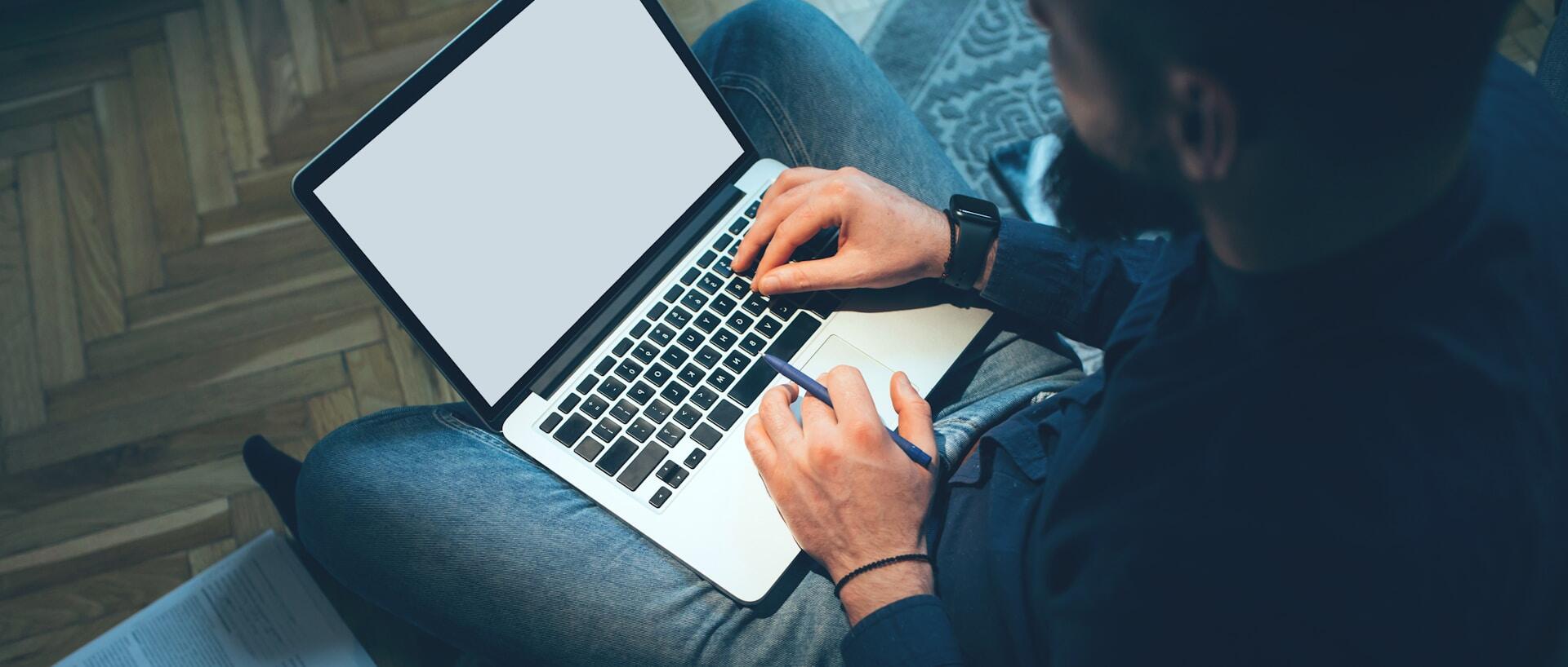 Ragazzo al pc per imparare a scacchi online.