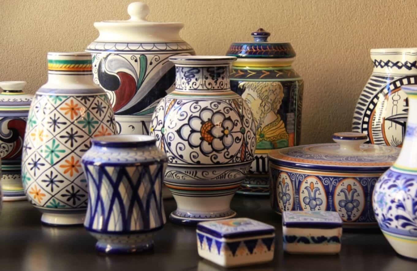 I corsi di ceramica a Bologna sono adatti a tutte le esigenze, da quelle dei principianti che cercano un momento creativo agli aspiranti professionisti dell'industria della ceramica.