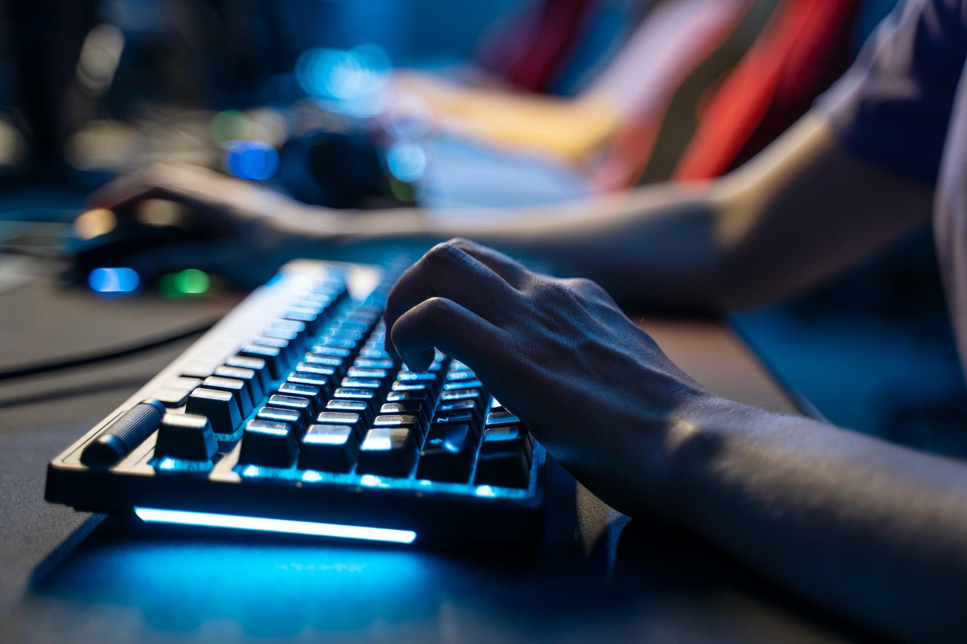 Mani che si muovono agili su una tastiera grazie alle scorciatoie Excel. 