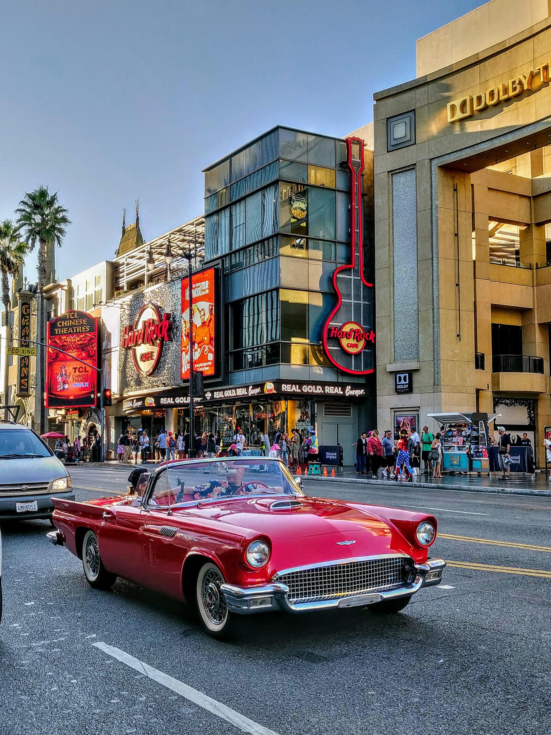 Macchina vintage davanti a Dolby Theatre Los Angeles.