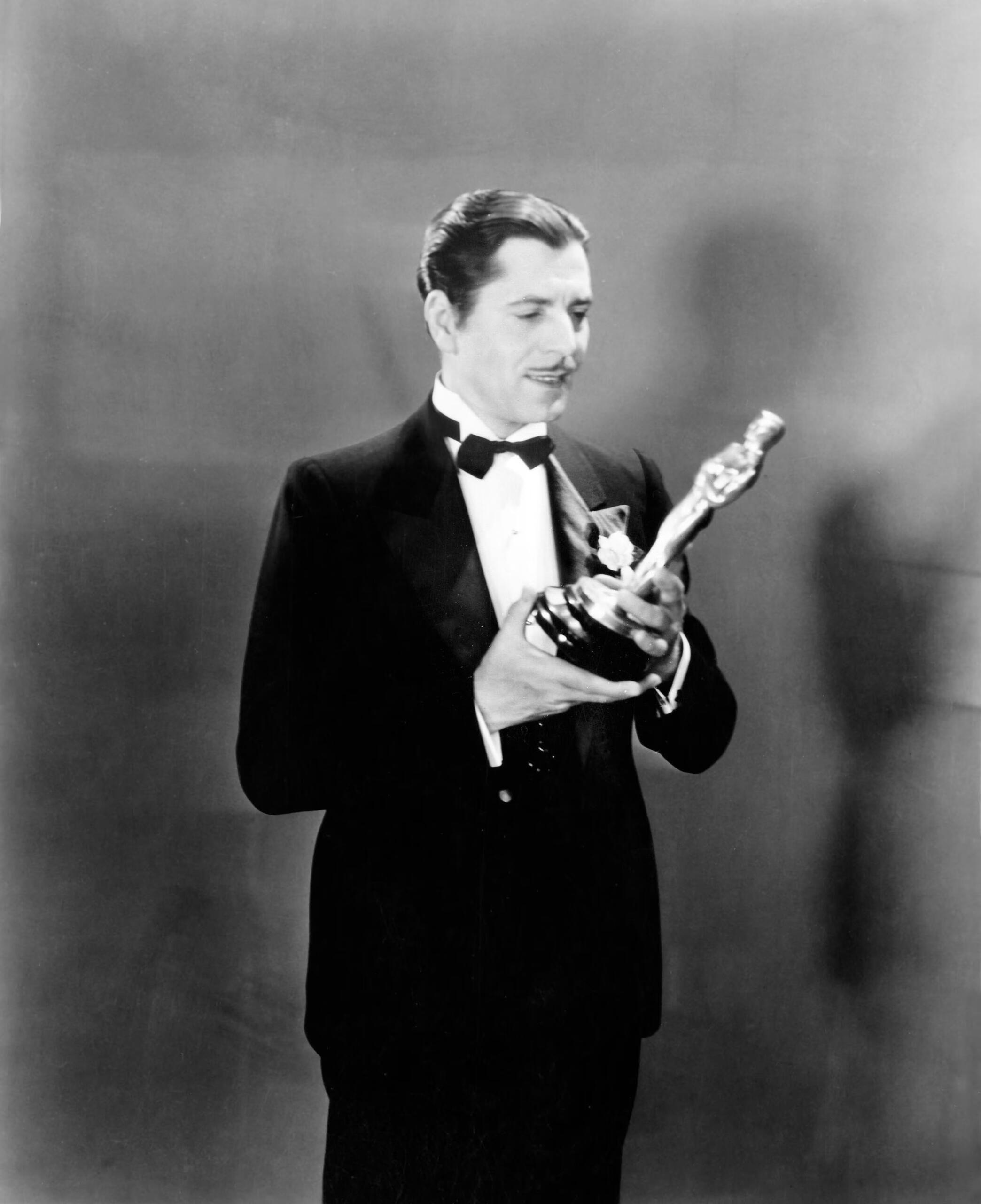 Warner Baxter riceve l'Oscar come migliore attore alla seconda cerimonia degli Academy, tenutasi nel 1930.