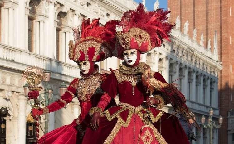 Maschere, eventi, tradizioni e ricette del carnevale in Italia.