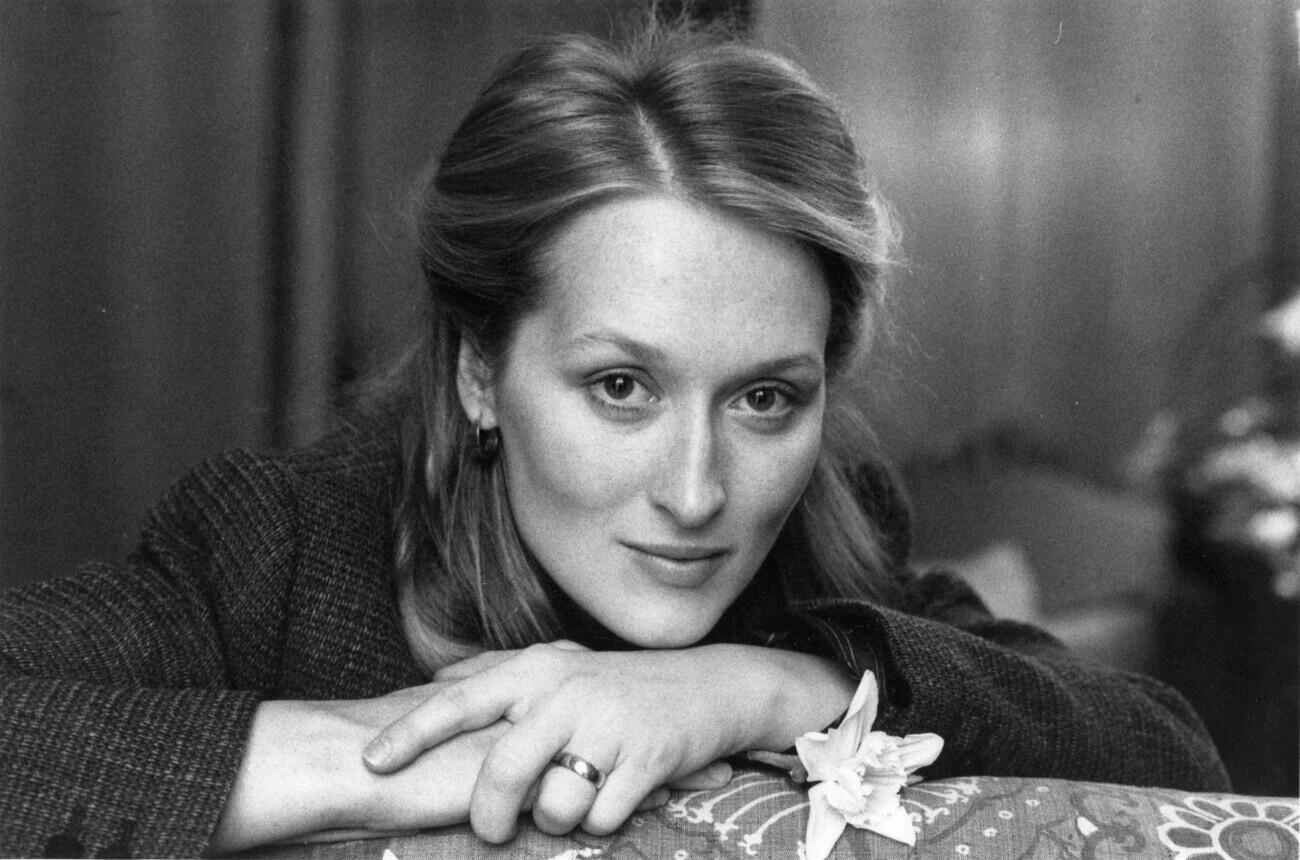 Un ritratto in bianco e nero dell'attrice Meryl Streep. 