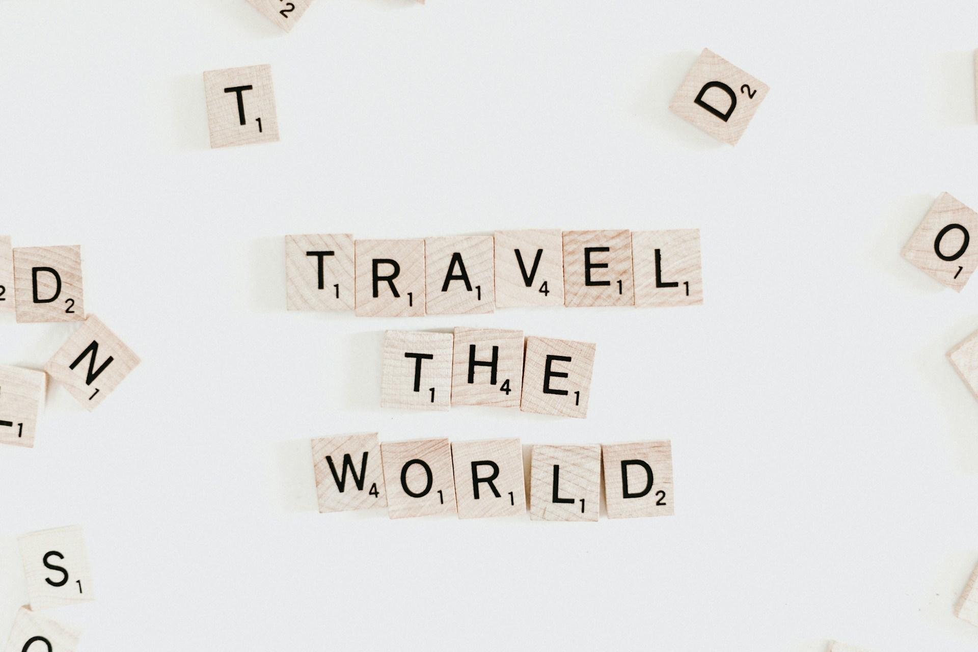 Scritta con lettere Scarabeo "Travel the world"
