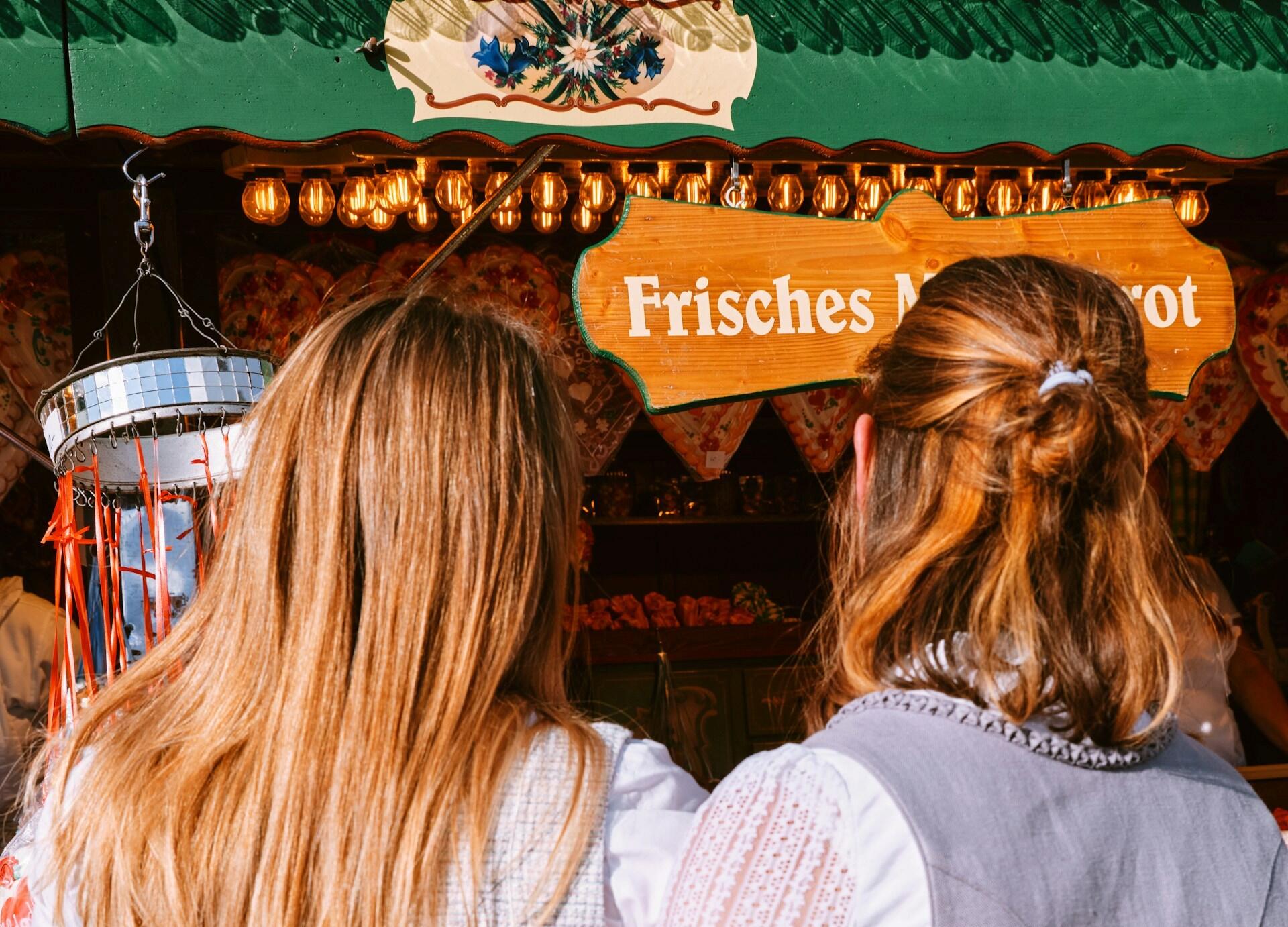 Ragazze di spalle pronunciano frasi in tedesco.