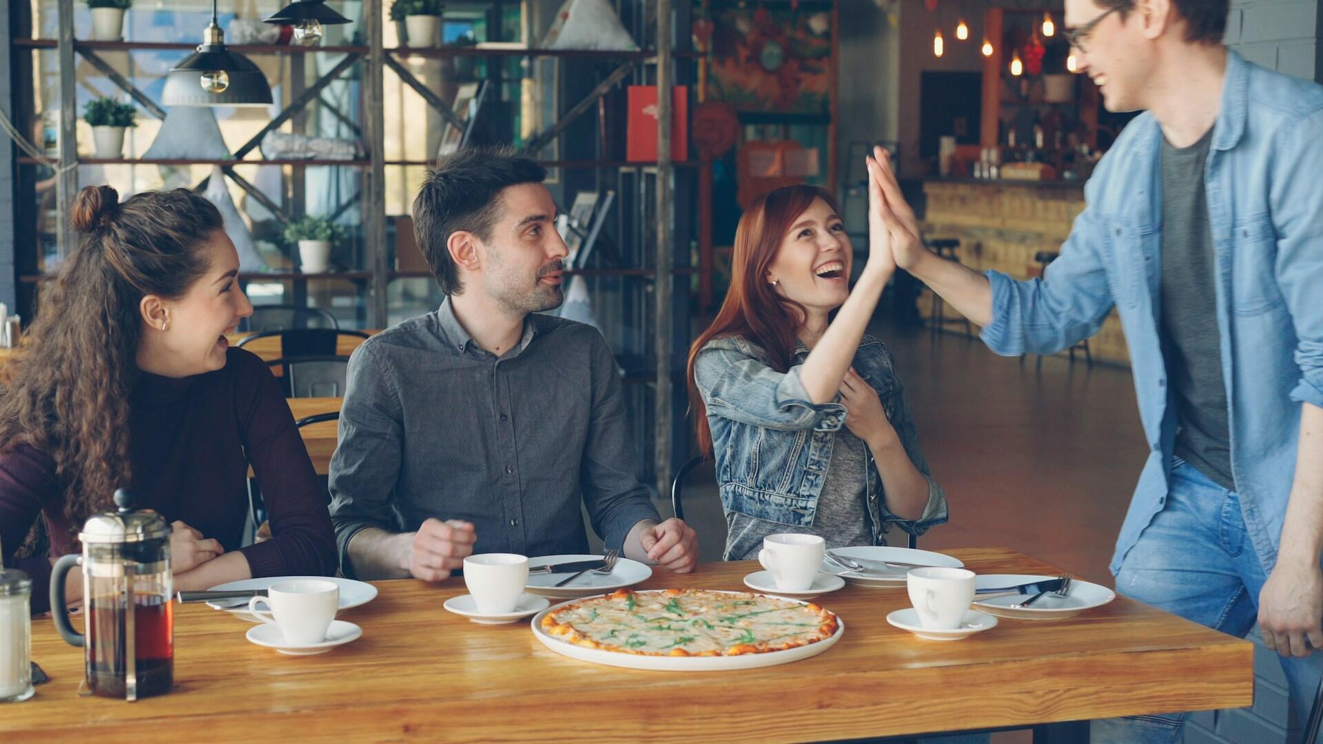 Persone che salutano in tedesco durante una conversazione quotidiana