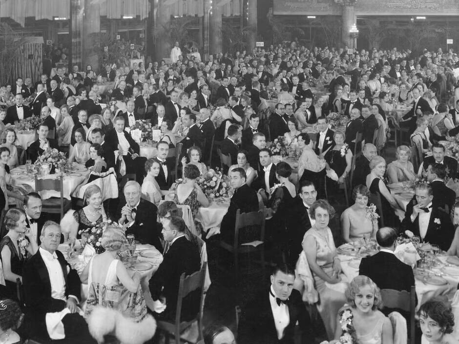 Una foto in bianco e nero che ritrae il pubblico durante l'edizione degli Oscar del 1931. 