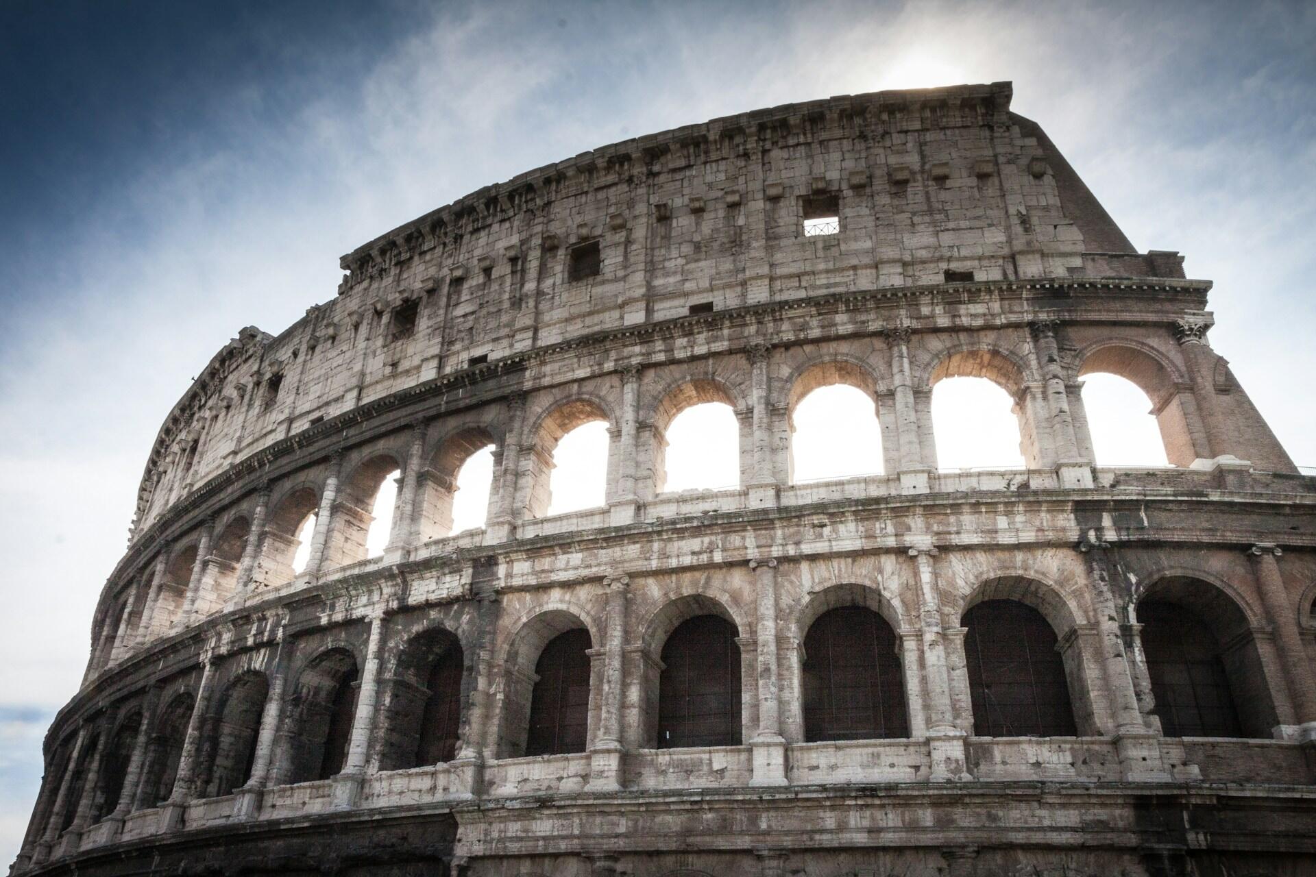 colosseo che si staglia su cielo azzurro