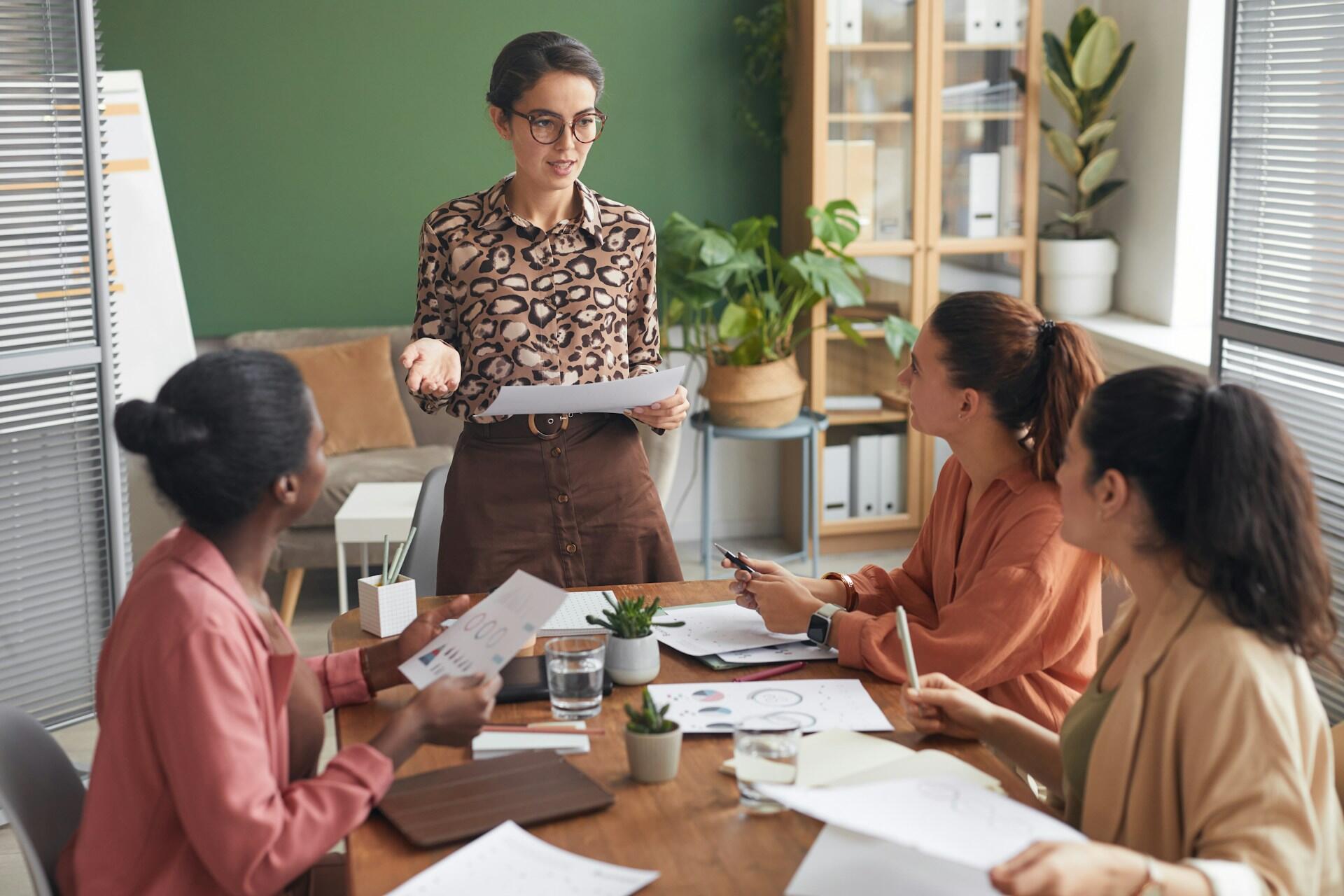 Docente di femminismo intersezionale con delle allieve.