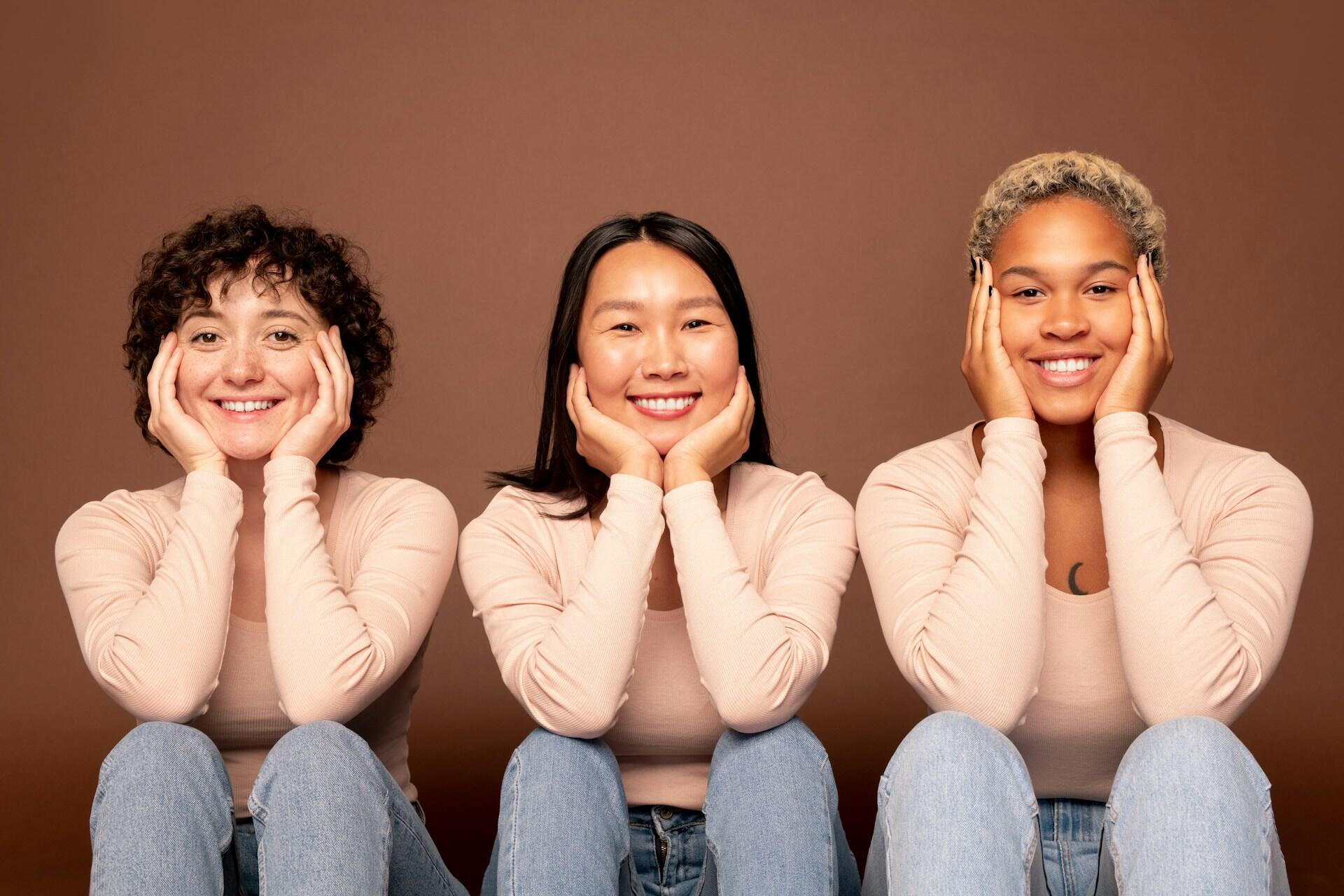 Tre ragazze di origine diversa unite nella lotta del femminismo intersezionale