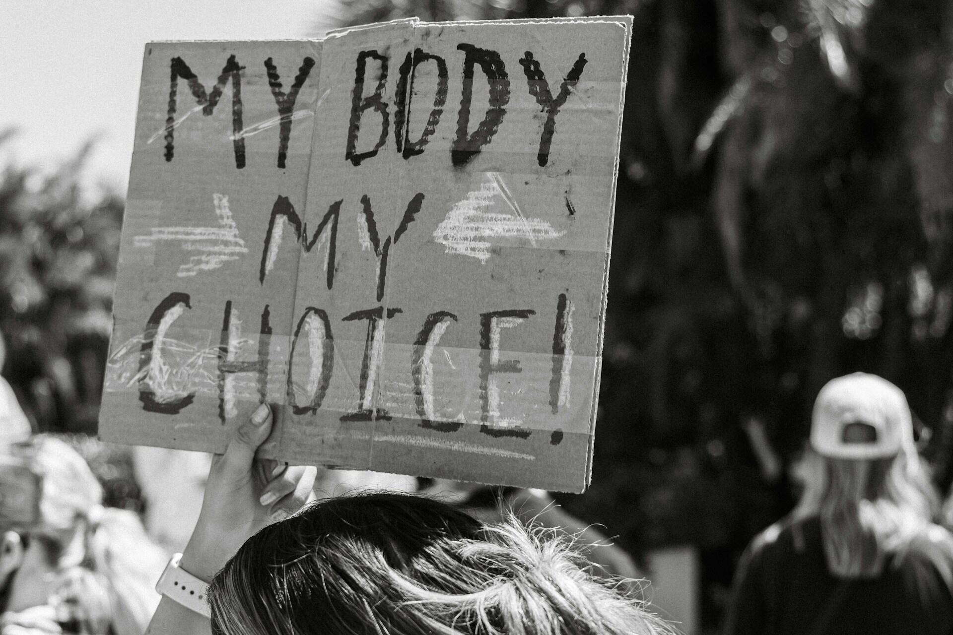 Cartellone con lo slogan "My body, my choice", uno dei più famosi della storia del femminismo.