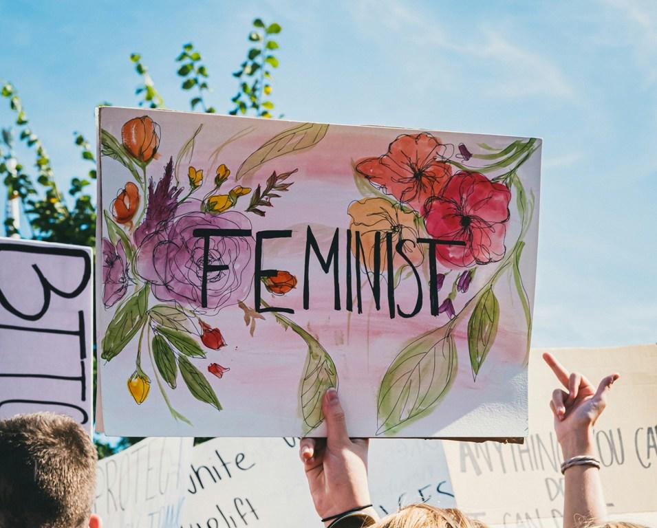 Le caratteristiche del femminismo intersezionale.