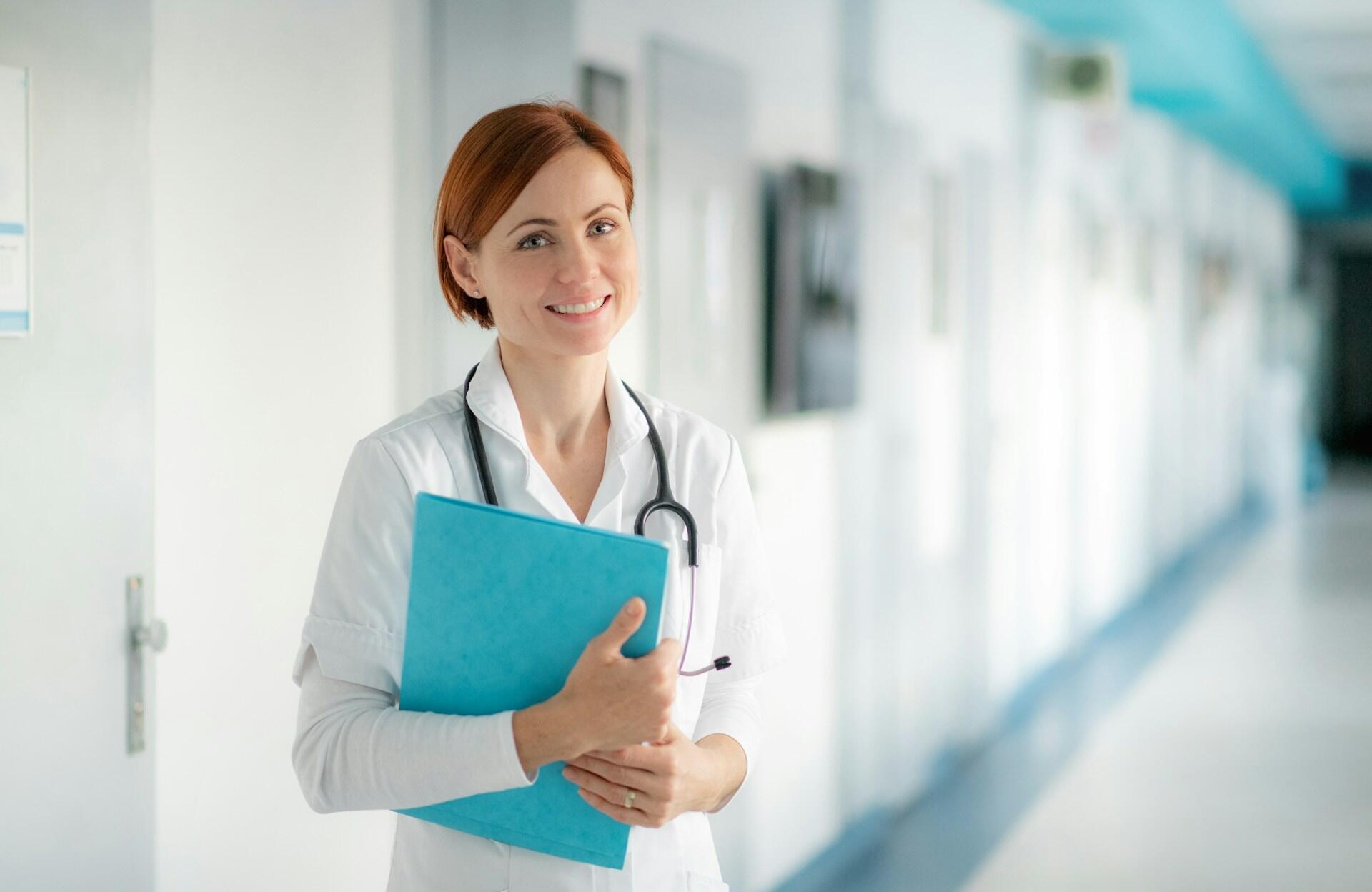 Dottoressa in ambulatorio: l'importanza del linguaggio inclusivo nel mondo del lavoro.