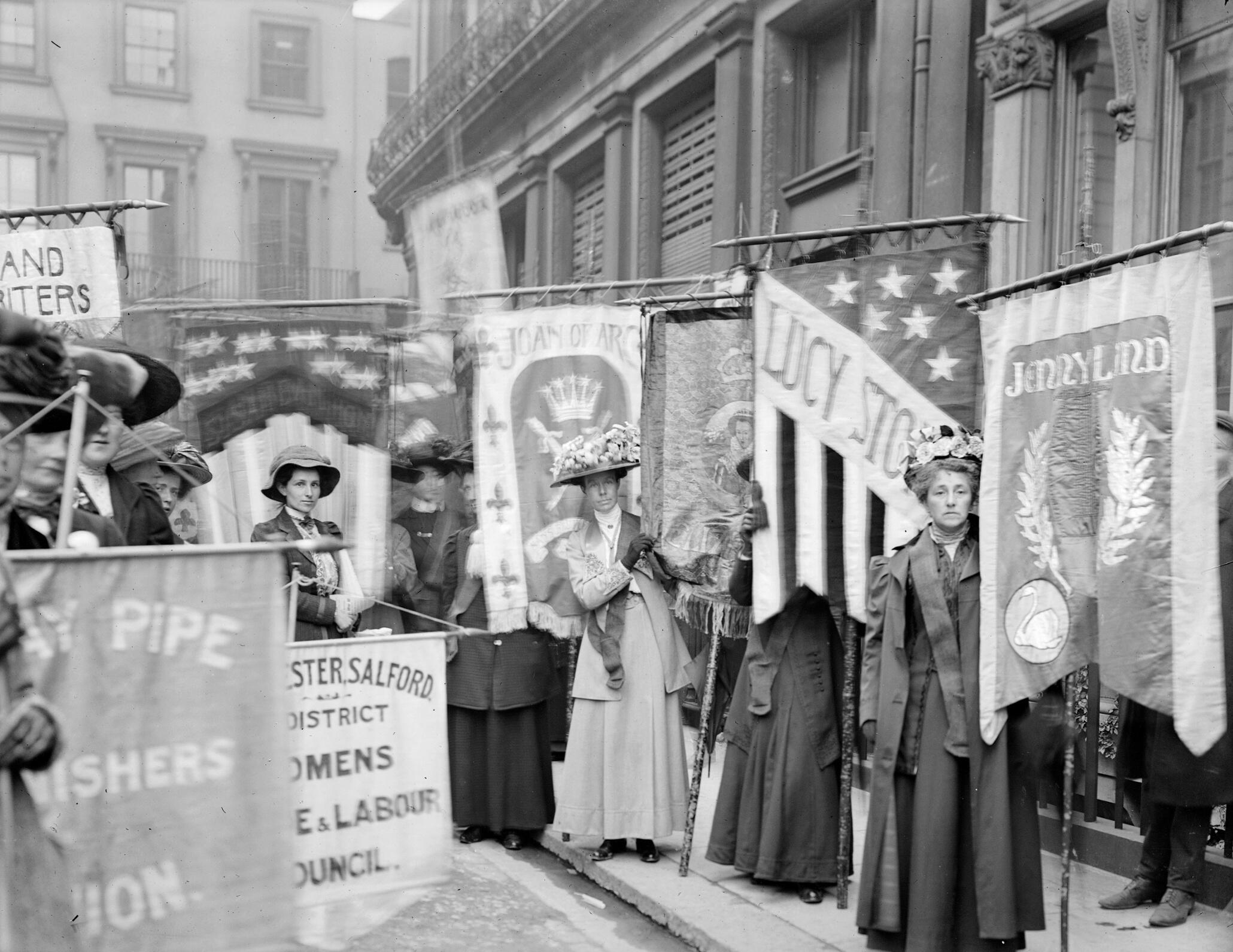 Suffragette durante una manifestazione:donne che hanno fatto la storia del femminismo.