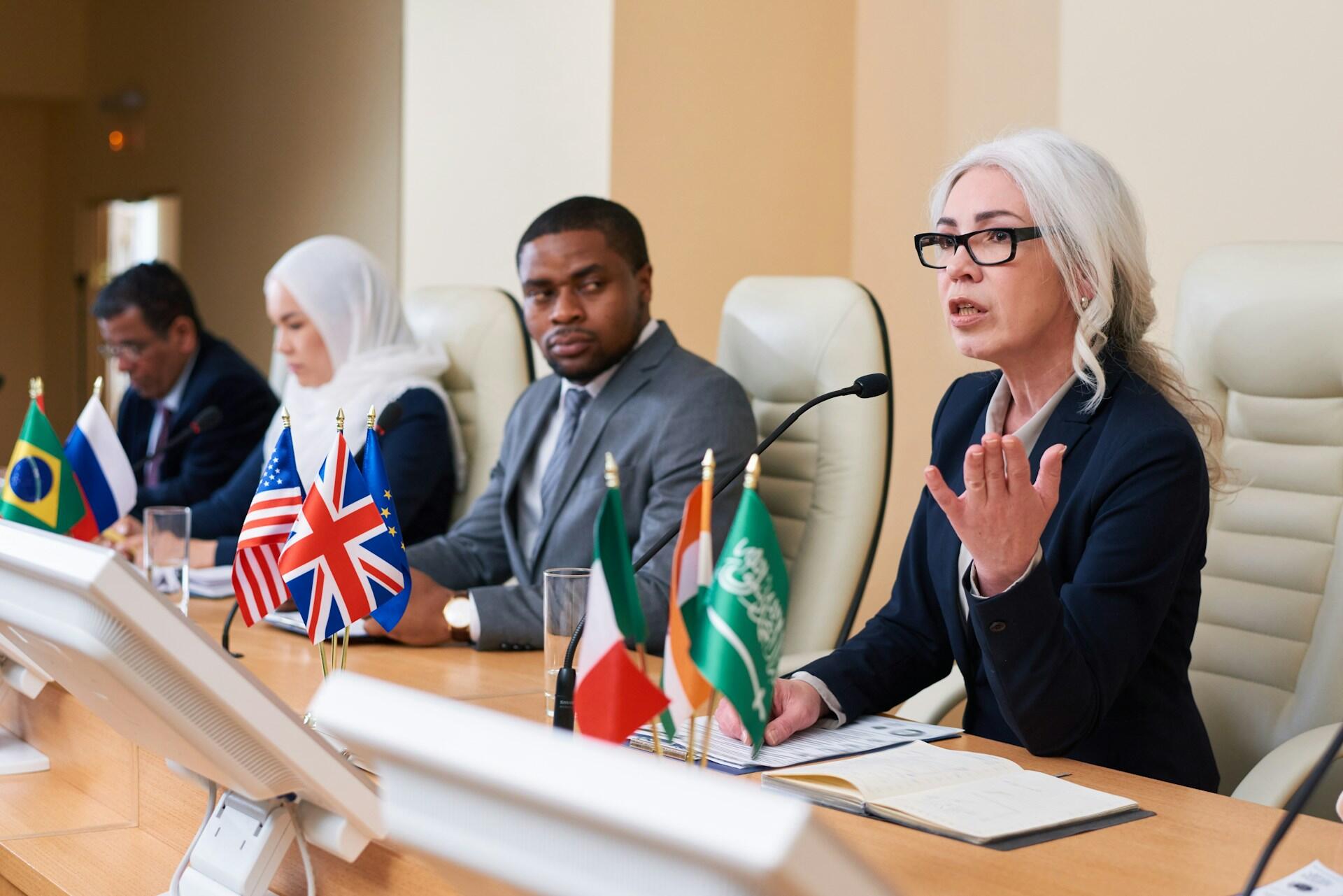 Diplomatici durante un meeting internazionale. sui diritti delle donne.