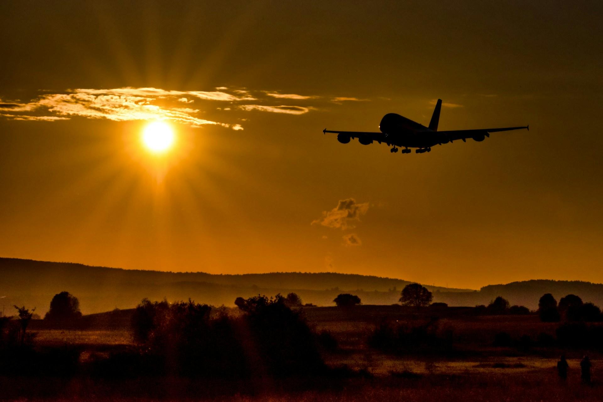 Aereo che vola nel cielo al tramonto