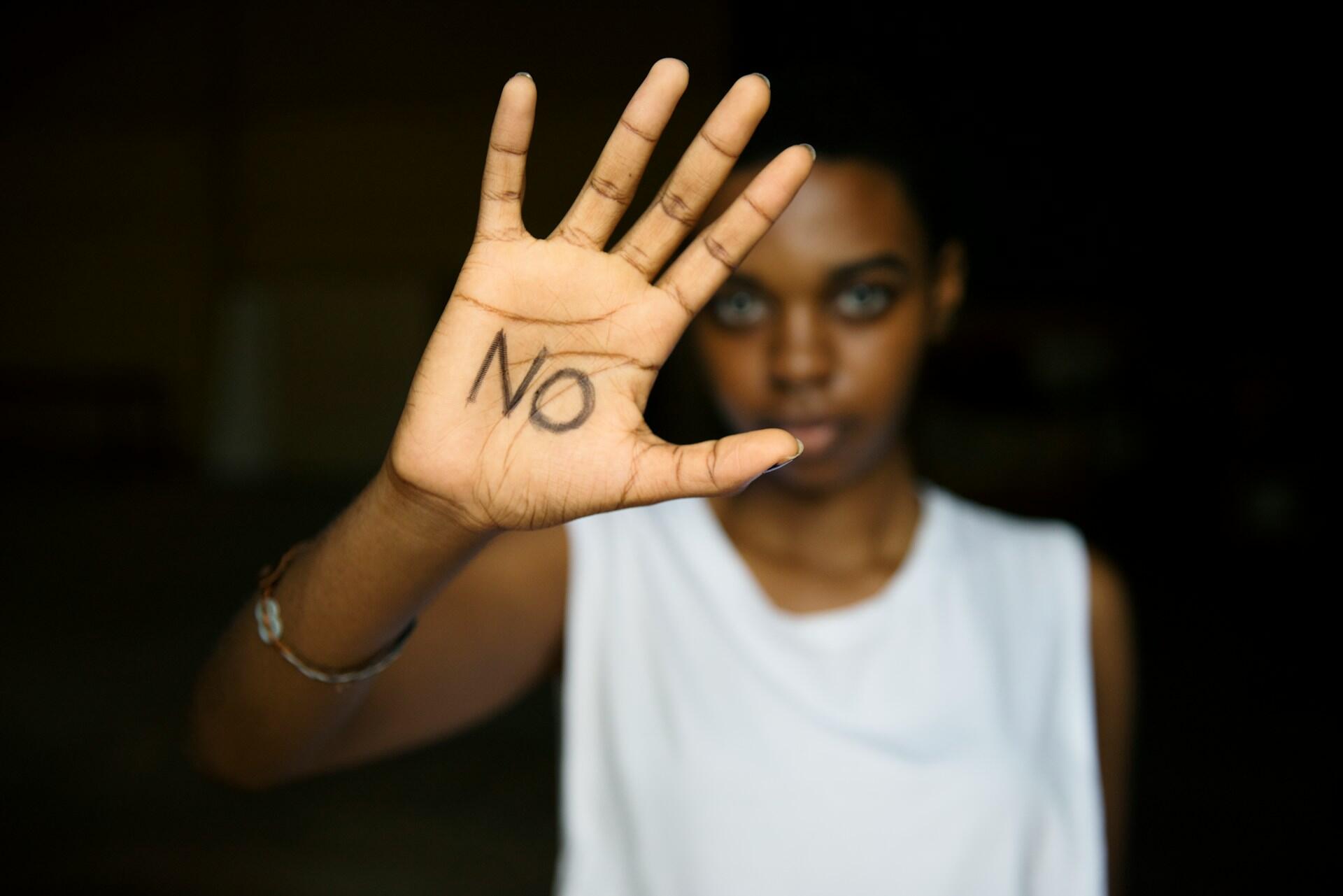 Mano di una ragazza con la scritta 