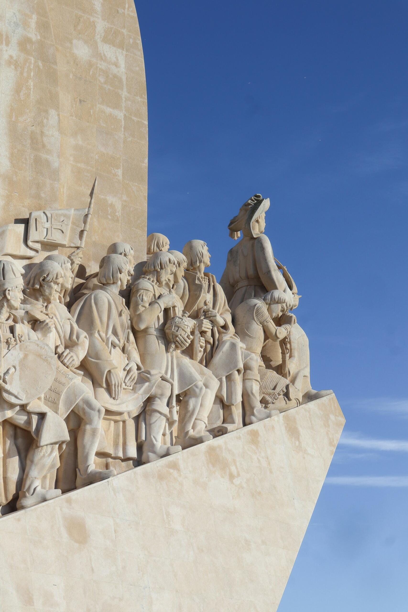 Una celebre statua dedicata agli esploratori a Lisbona.