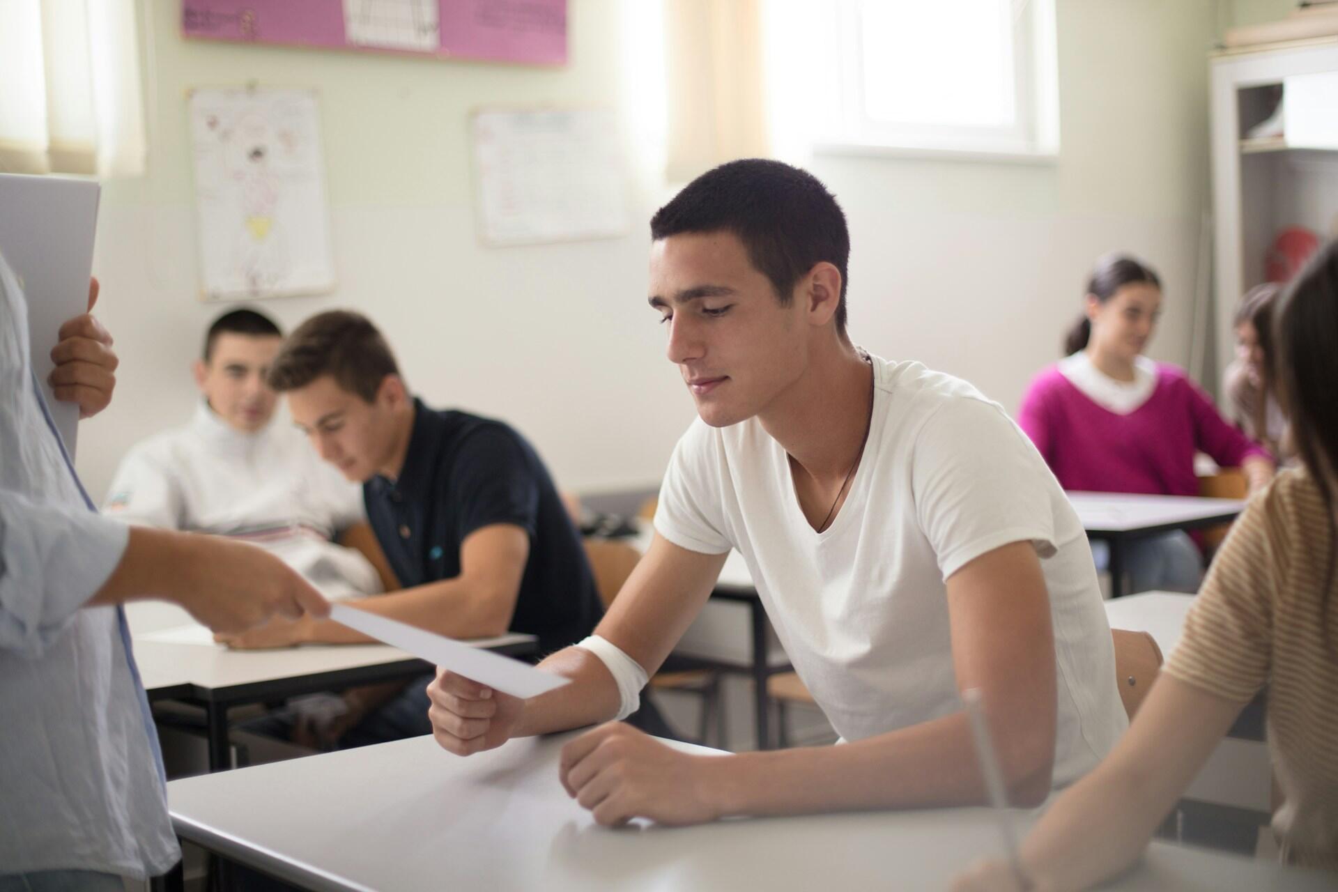 Studenti ricevono la traccia per la prima prova dell'esame di maturità.