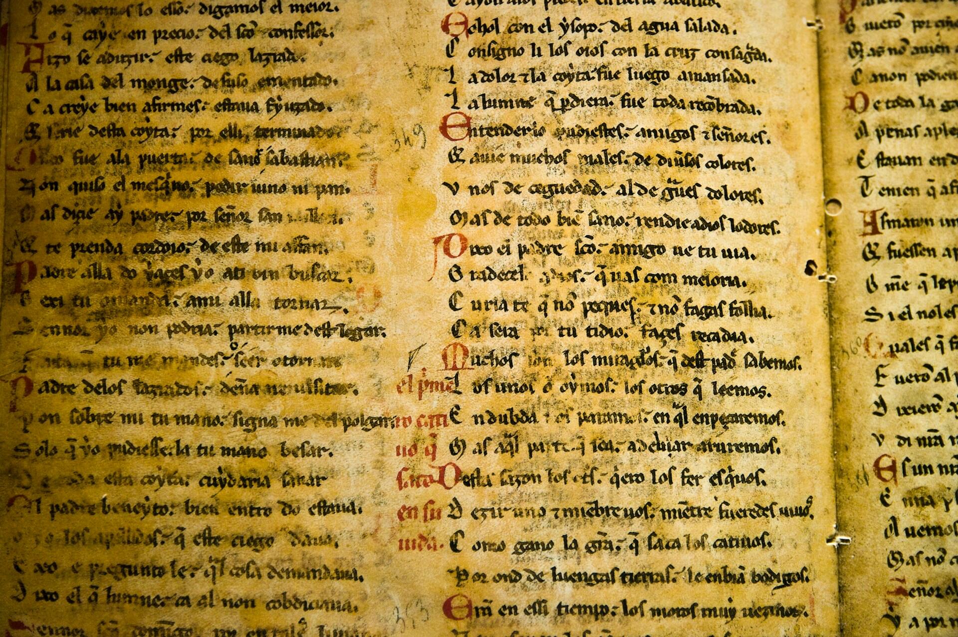 Un manoscritto medievale scritto con l'alfabeto latino.