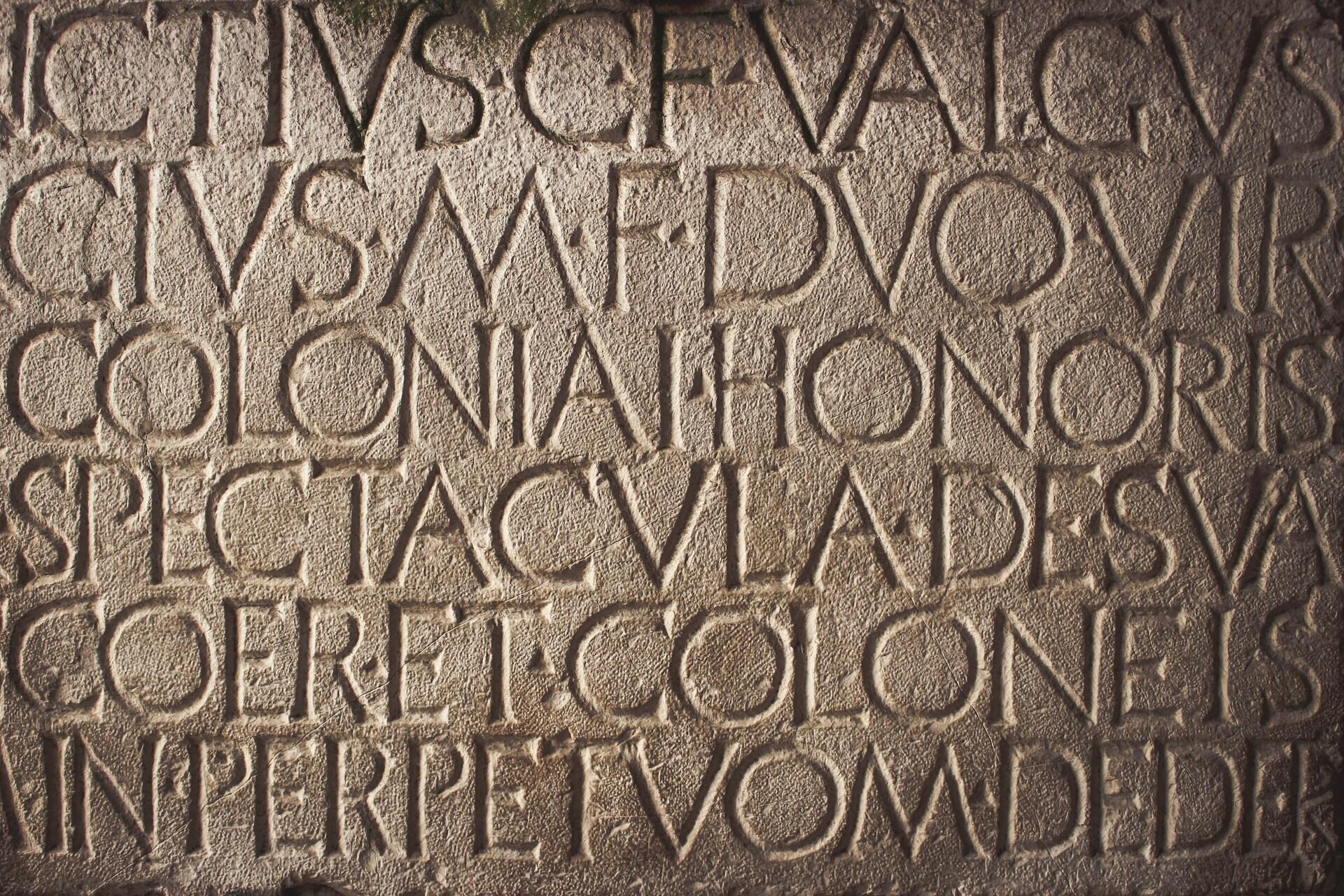 Un'antica iscrizione latina scolpita sulla pietra.