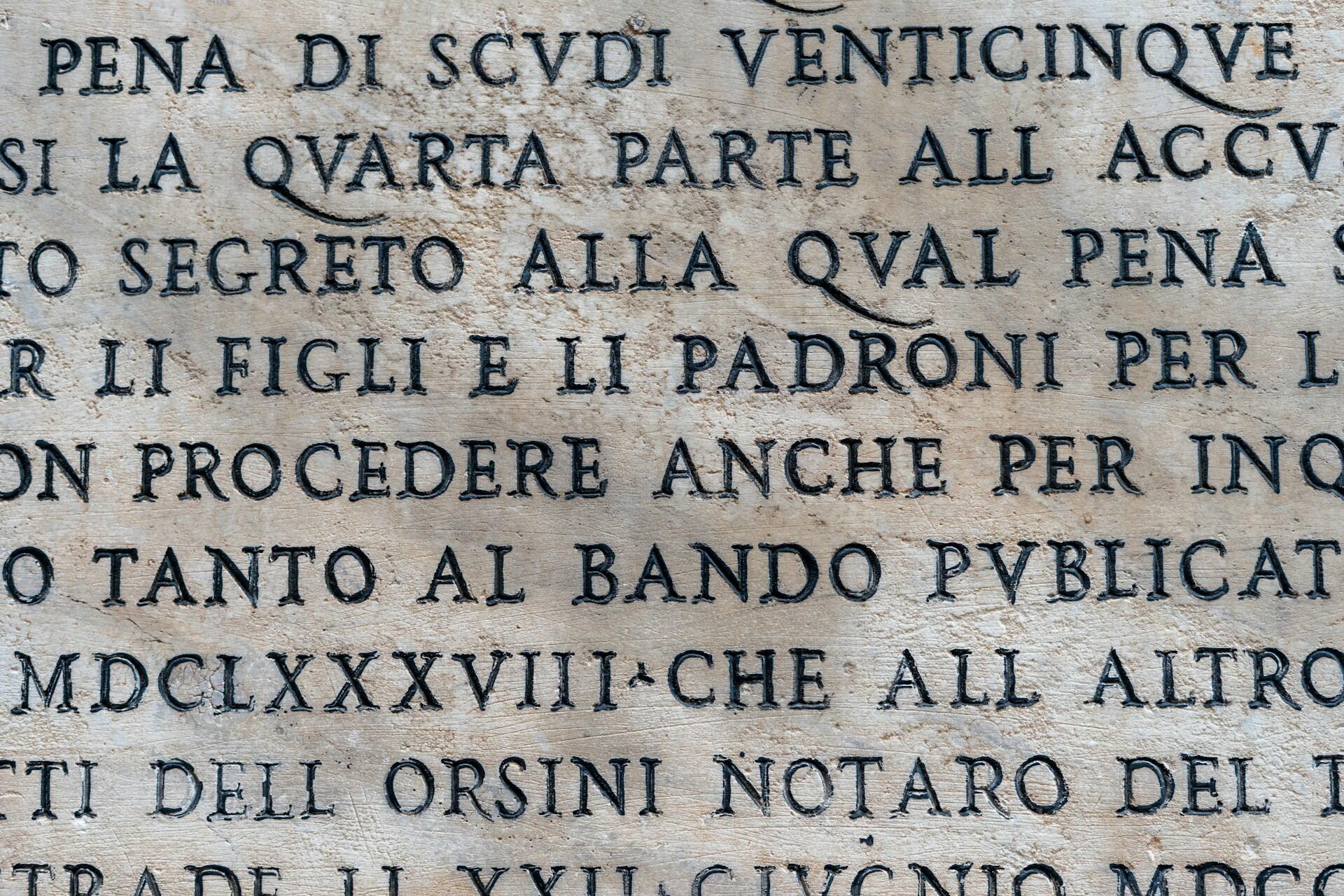 Una placca commemorativa in italiano.