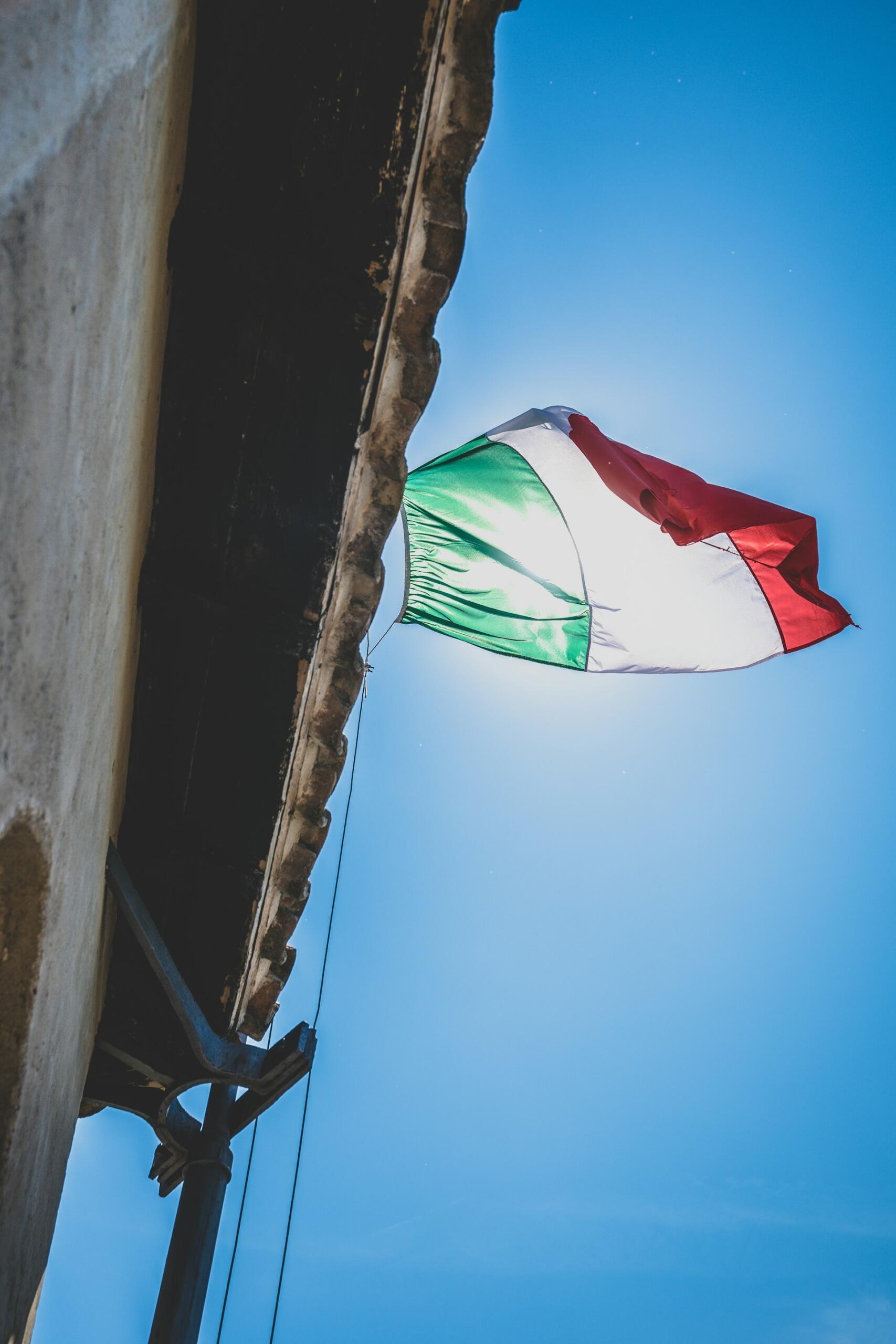 Tricolore che sventola nel cielo