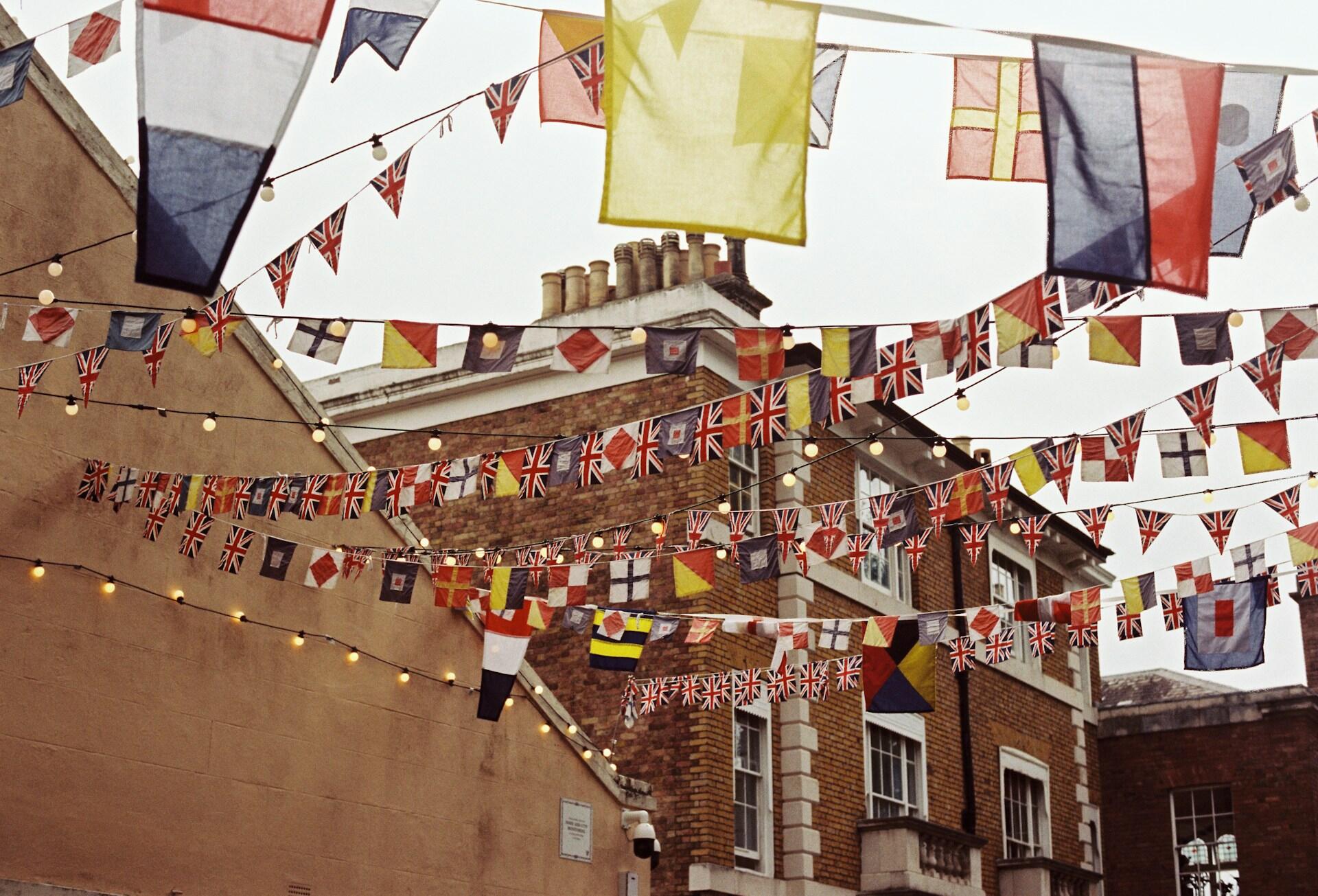 Bandiere dei vari Paesi europei appese