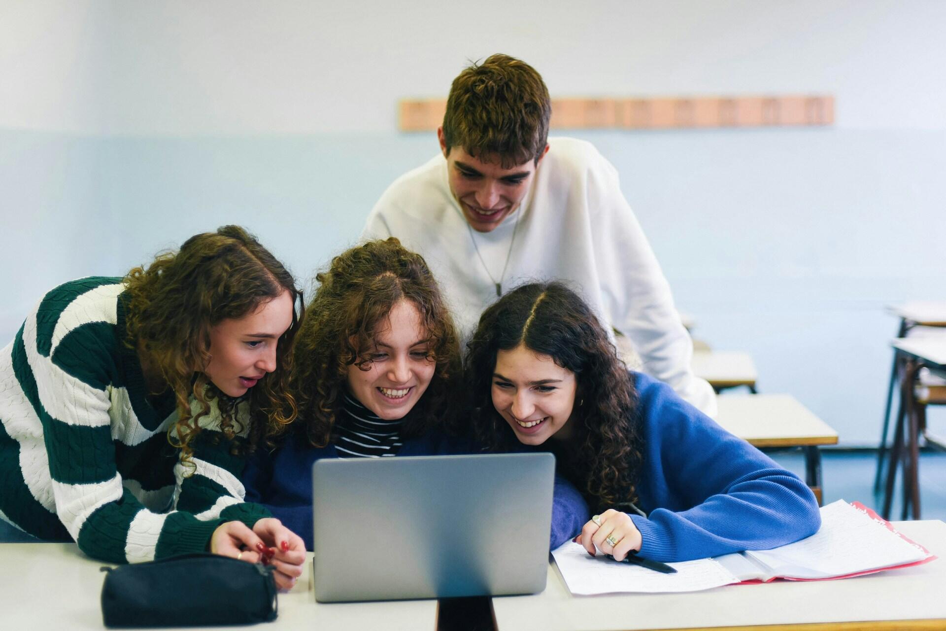 Un gruppo di studenti studiano assieme per prepararsi all'esame di maturità. 