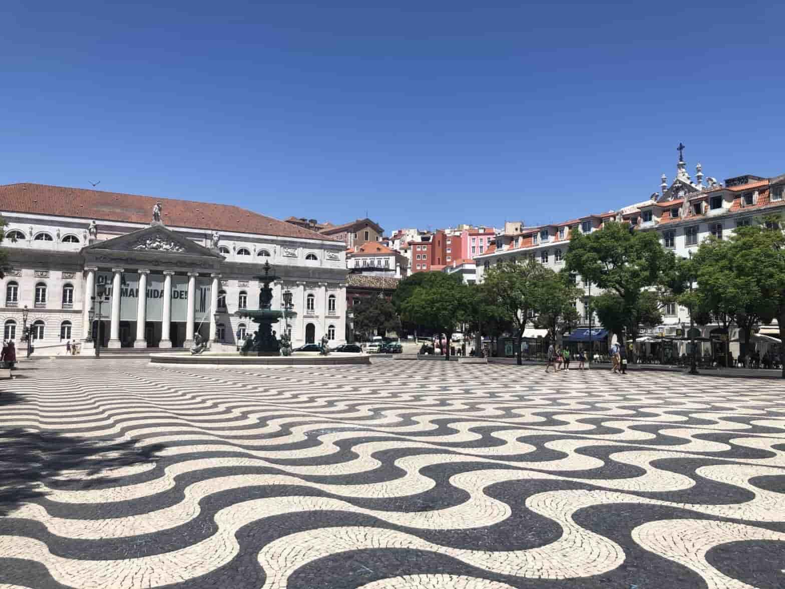 La calçada è la tipica pavimentazione portoghese che decora strade e marciapiedi.
