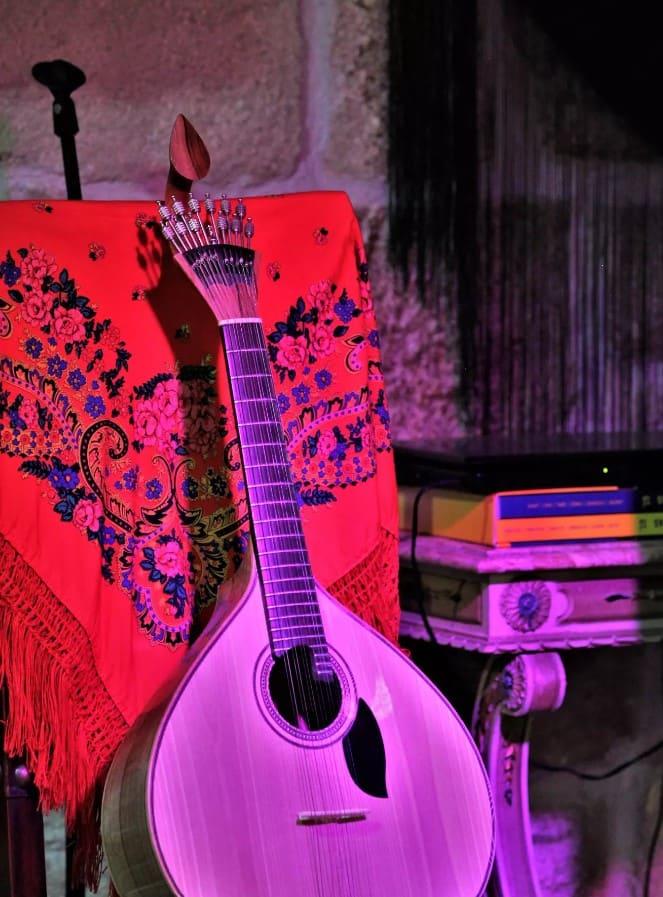 Sodade è il sentimento di nostalgia, tipico del fado portoghese.