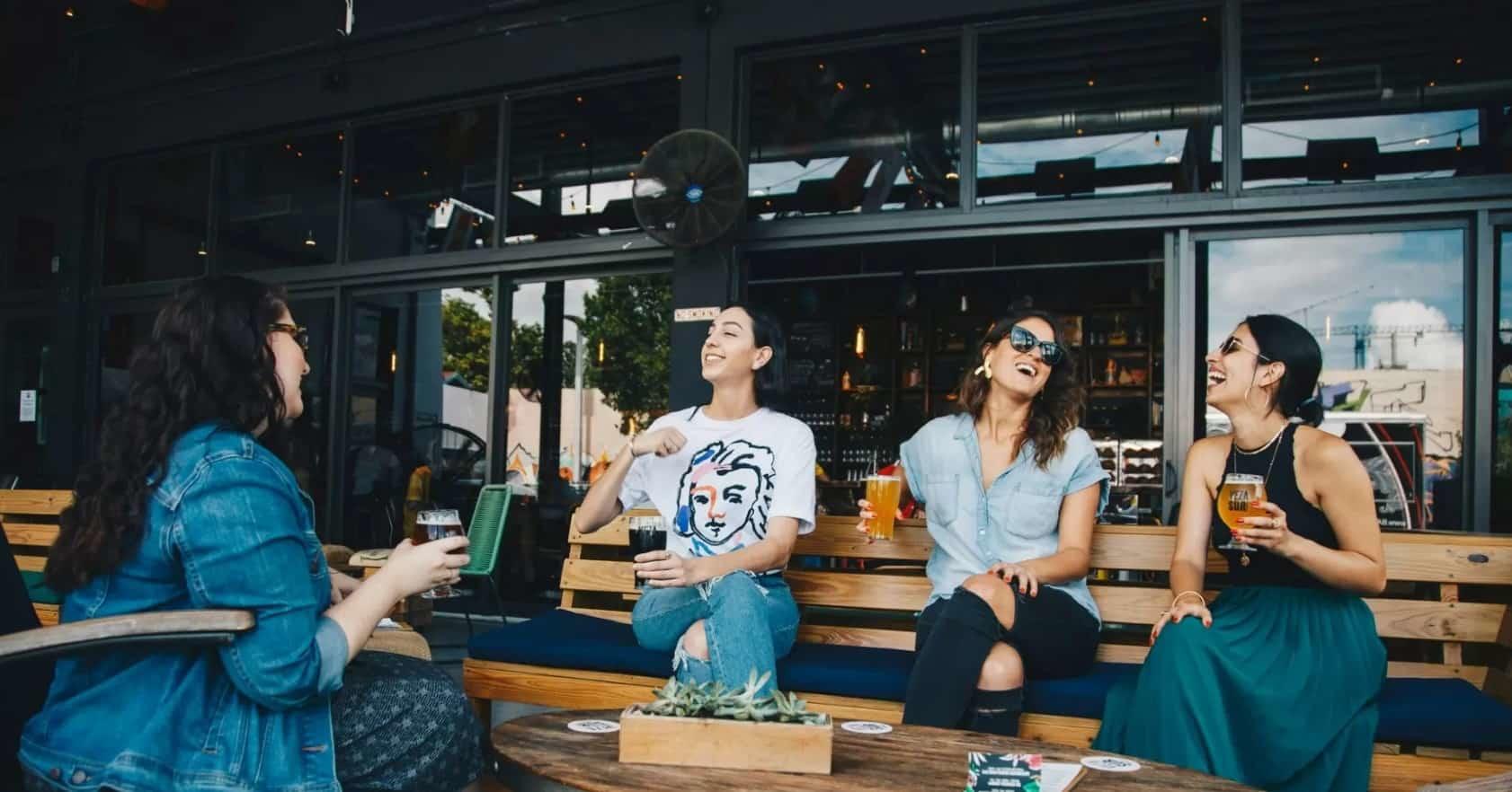 Il flan e la crema alla portoghese, insieme al vinho verde e al porto sono dolci e bevande della cucina portoghese tipica.