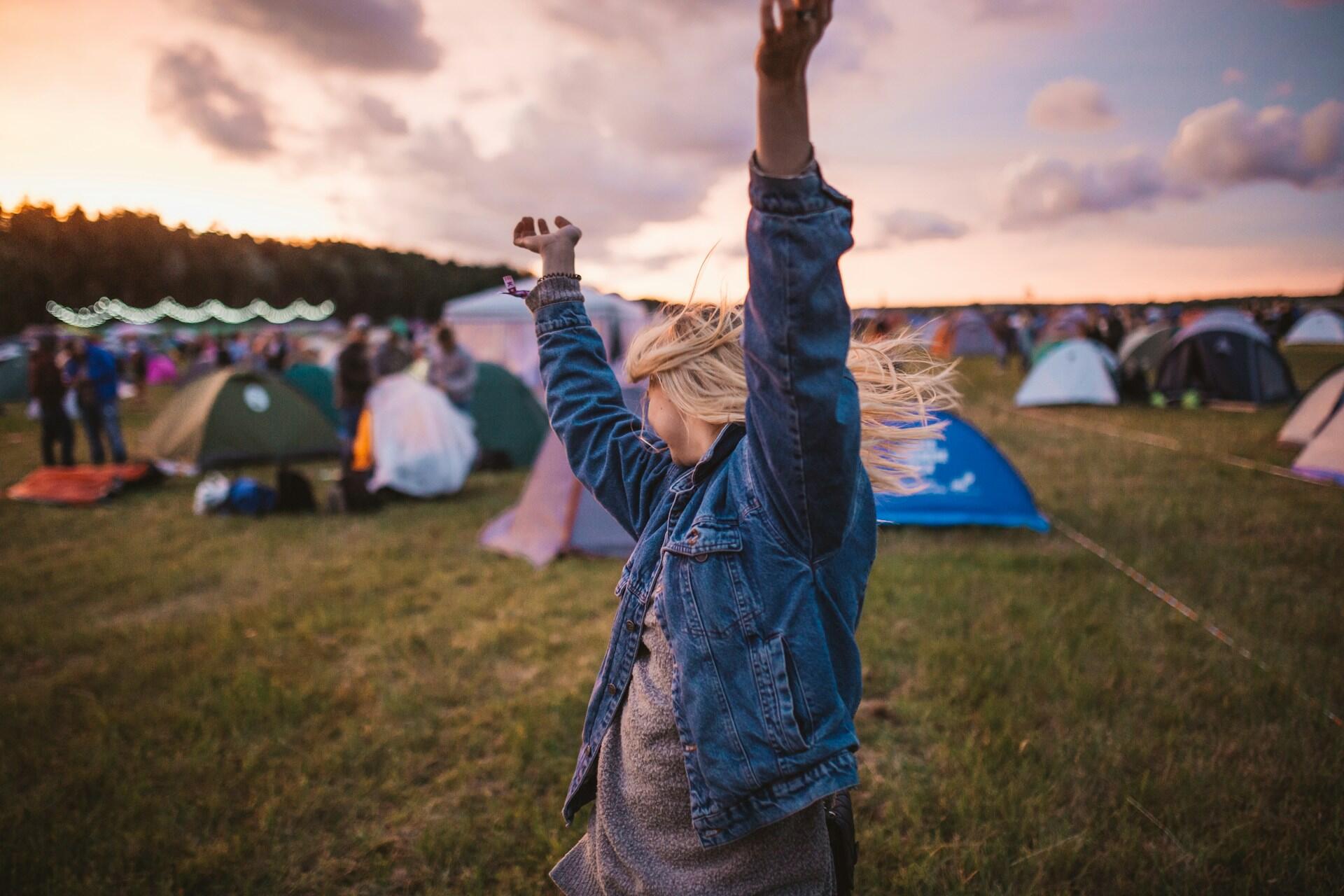Ragazza che balla durante un festival estate