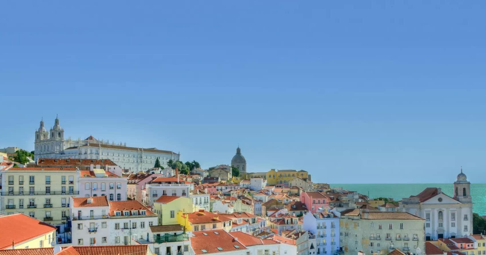 La cucina tradizionale portoghese comprende piatti di tutti i giorni come il caldo verde e il baccalà, lo street food come la bifana, dolci con ricette segrete come i pasteis de Belem e bevande iconiche come il porto.