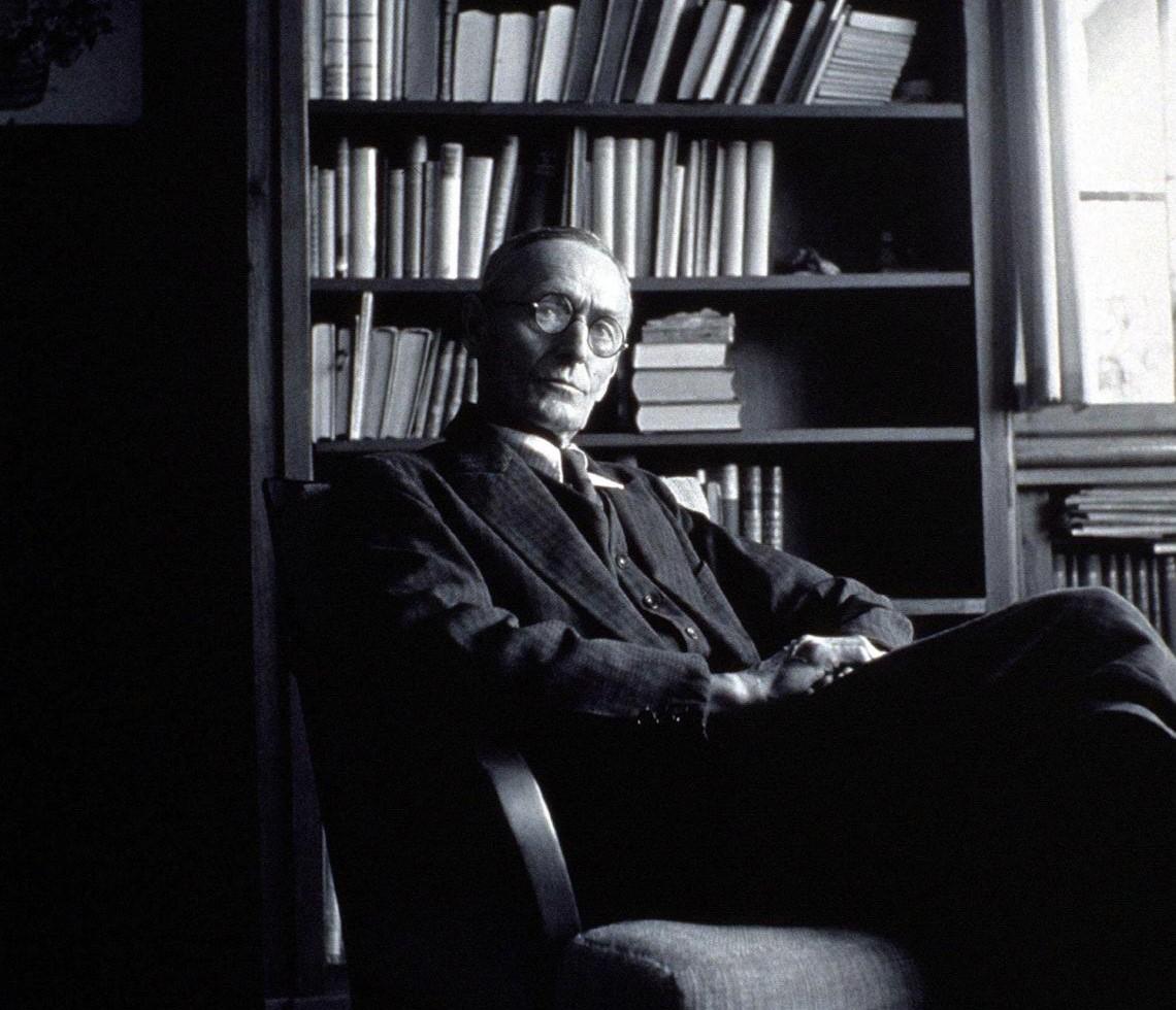 Foto di Herman Hesse seduto su una poltrona.