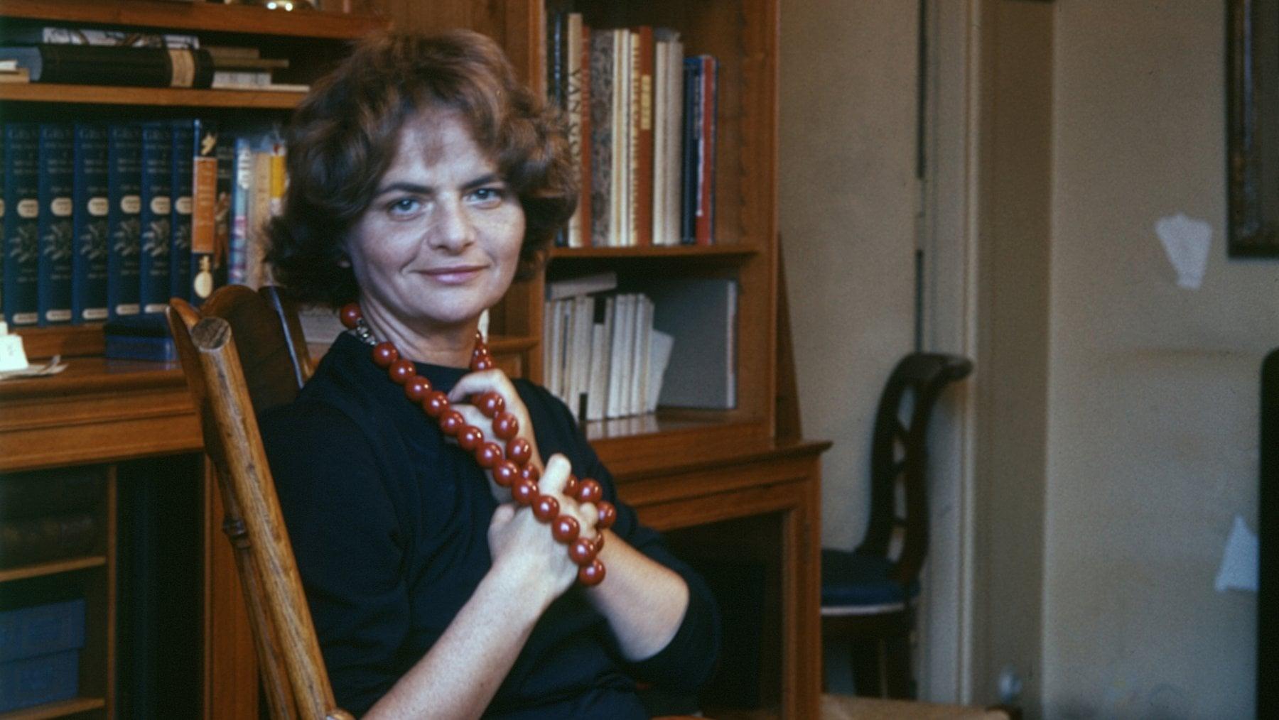 Foto di Elsa Morante seduta in uno studio.