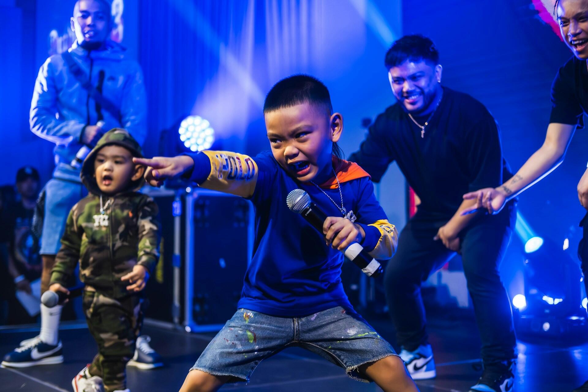 Un bambino che dà tutto se stesso durante un esibizione karaoke.
