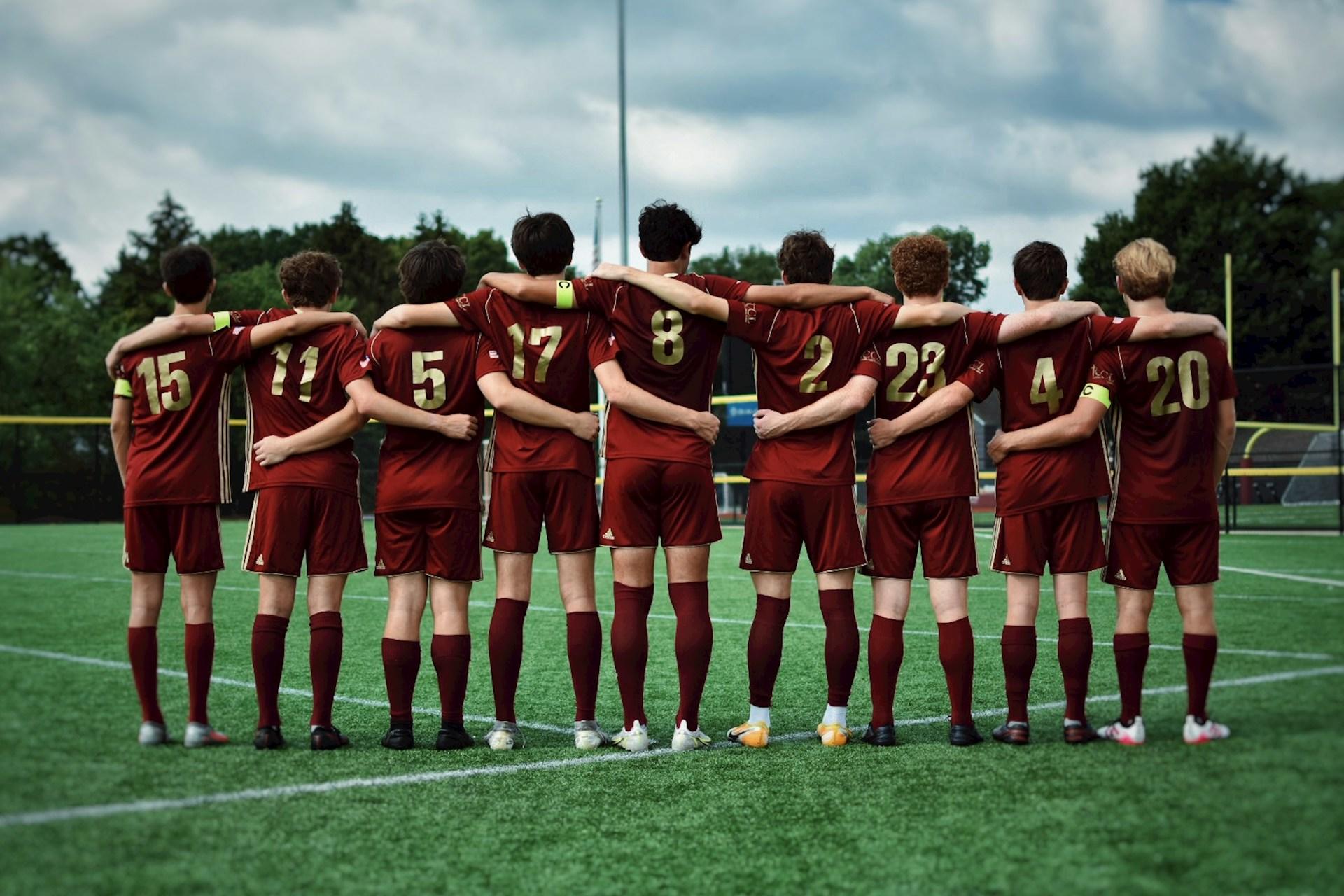 Una squadra di calcio in campo. 