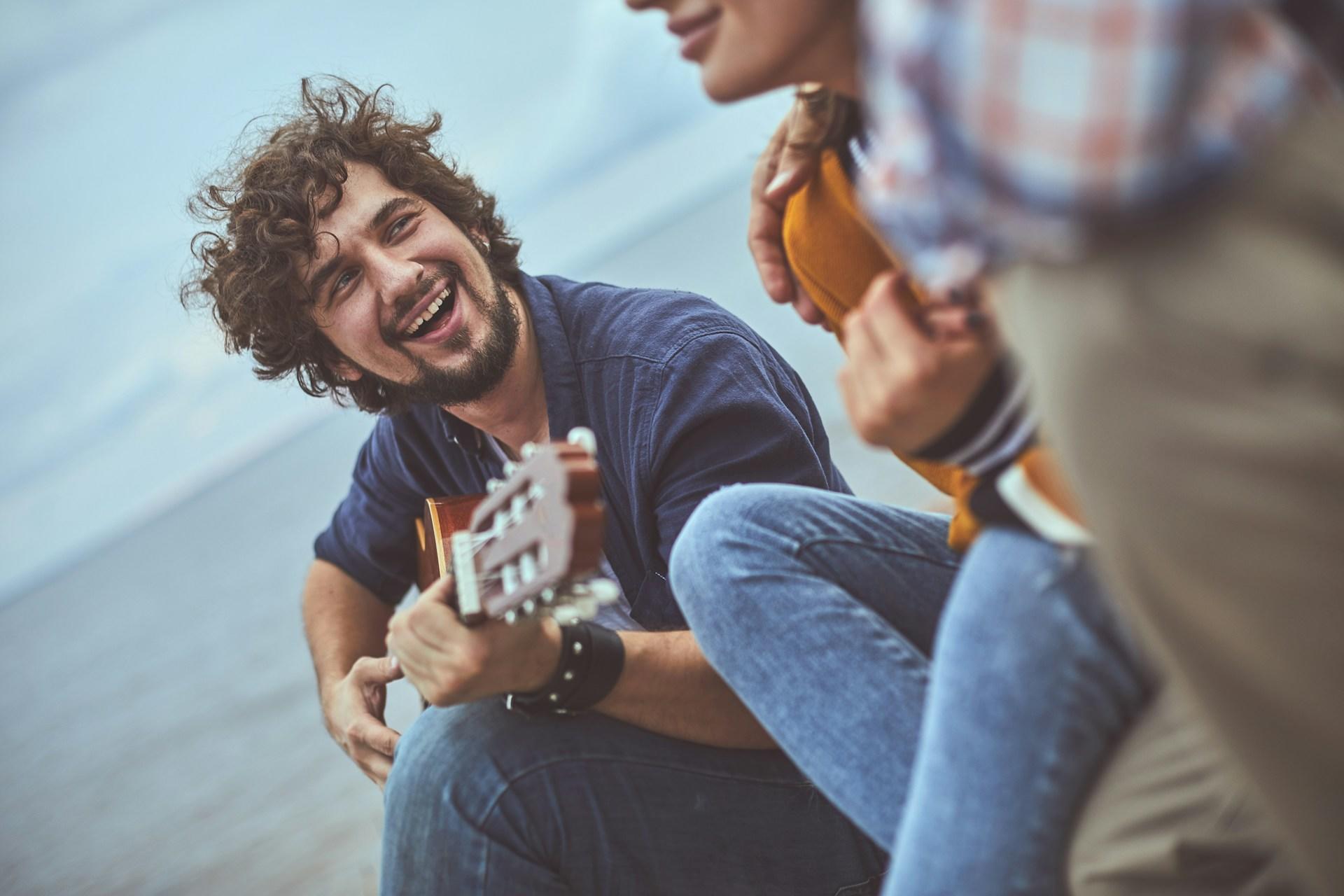 Amici suonano e cantano al mare.