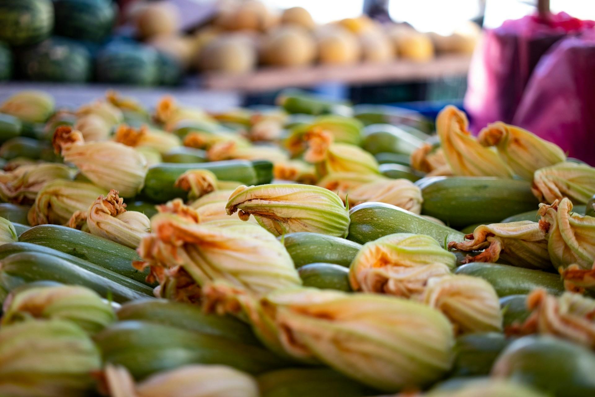 Prepara un'insalata con le zucchine